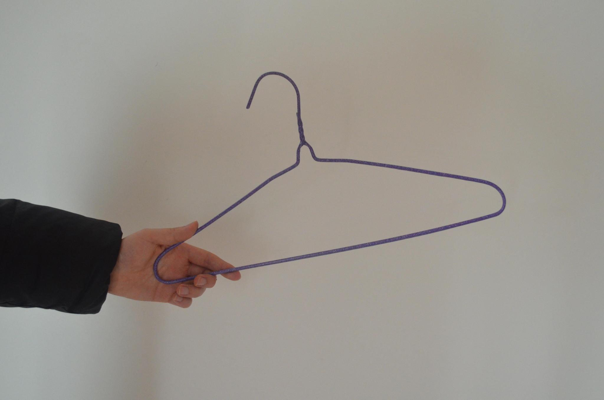 旧衣架别再扔了这样改造放在厨房有大用处废物利用省钱又实用