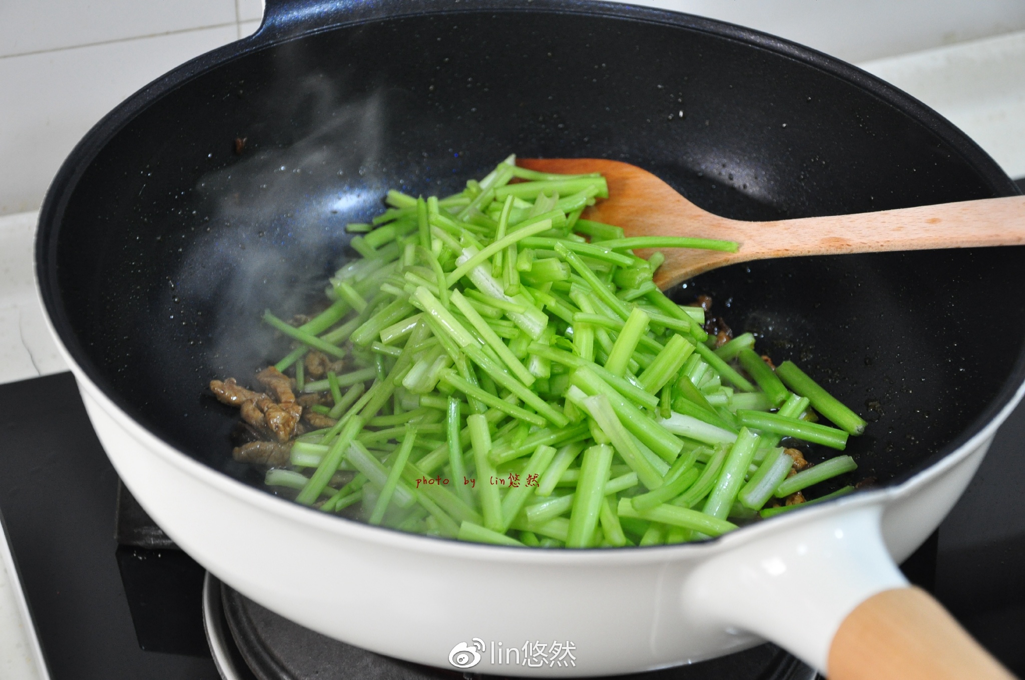 这样炒一盘麦芹,上桌竟抢着吃,好吃的秘诀就这么简单