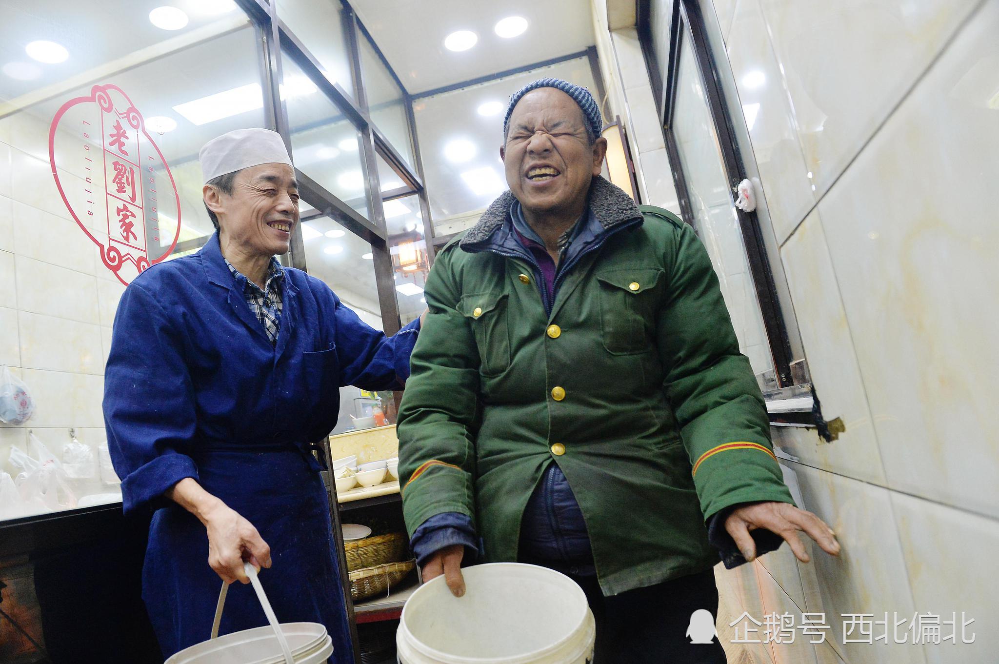 盲人辗转进城卖鸡蛋养家三十年风雨无阻 从未收到假币