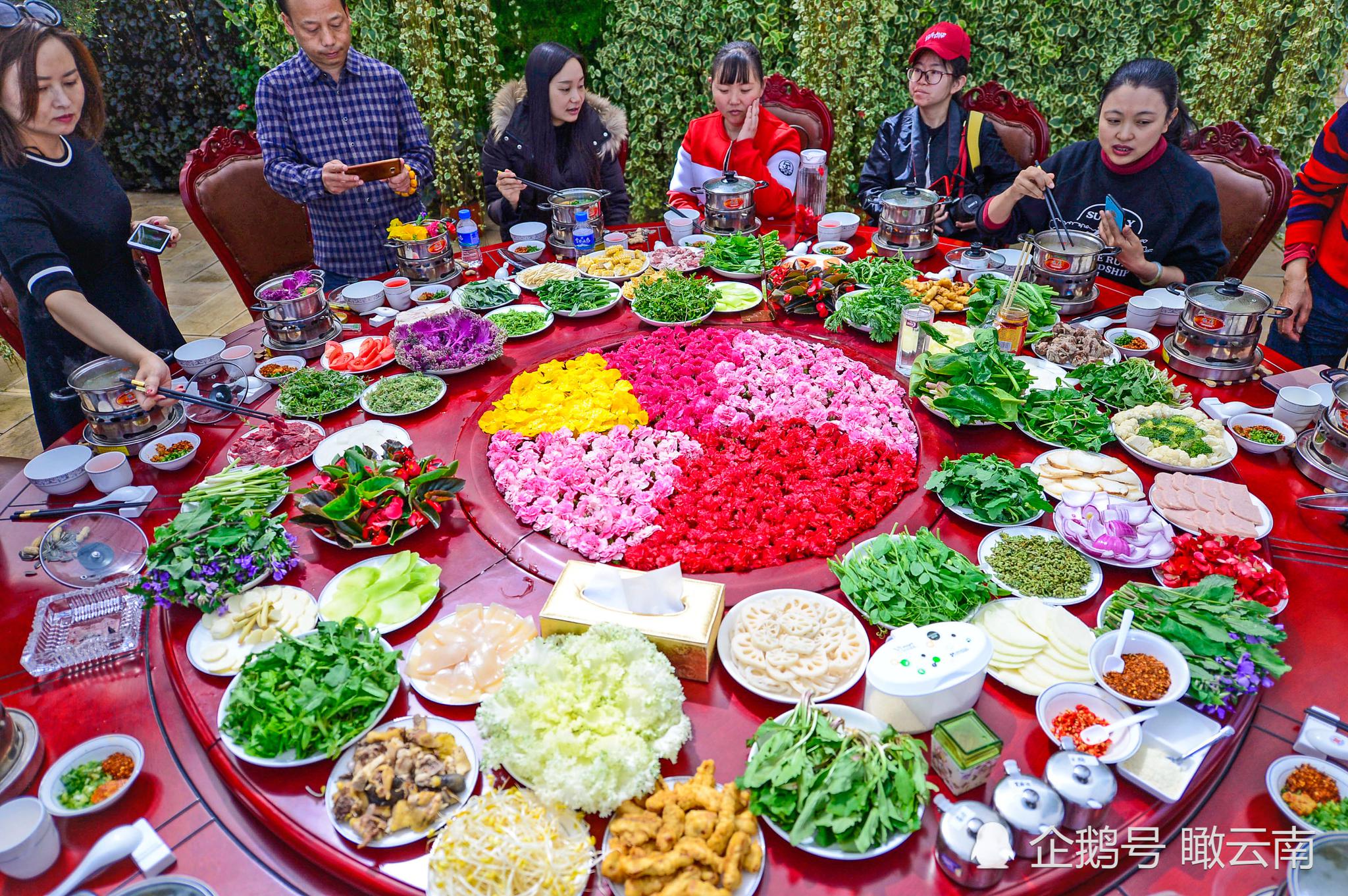 云南吃花的季节来了 一桌鲜花宴火锅仅400元