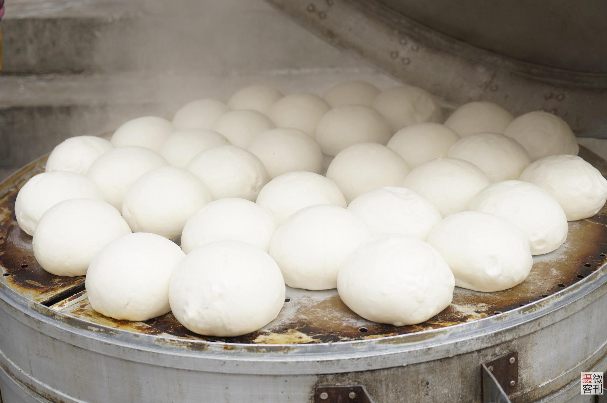 农村夫妇城市卖馍路边蒸笼4米高 曾一天卖1万多个