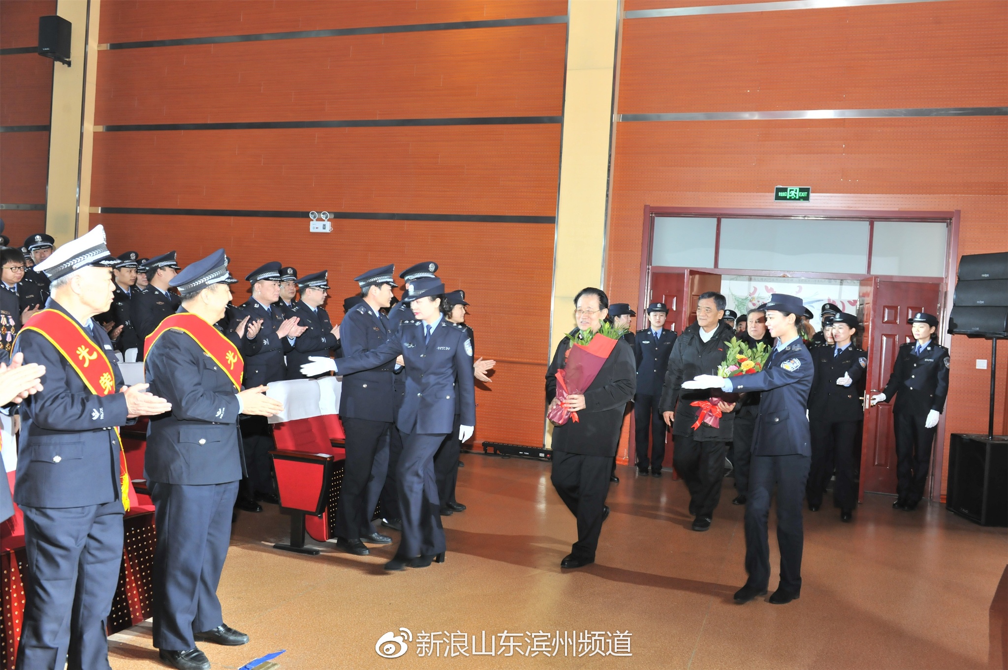 不忘初心薪火相传 滨州市公安局举行民警光荣退休仪式