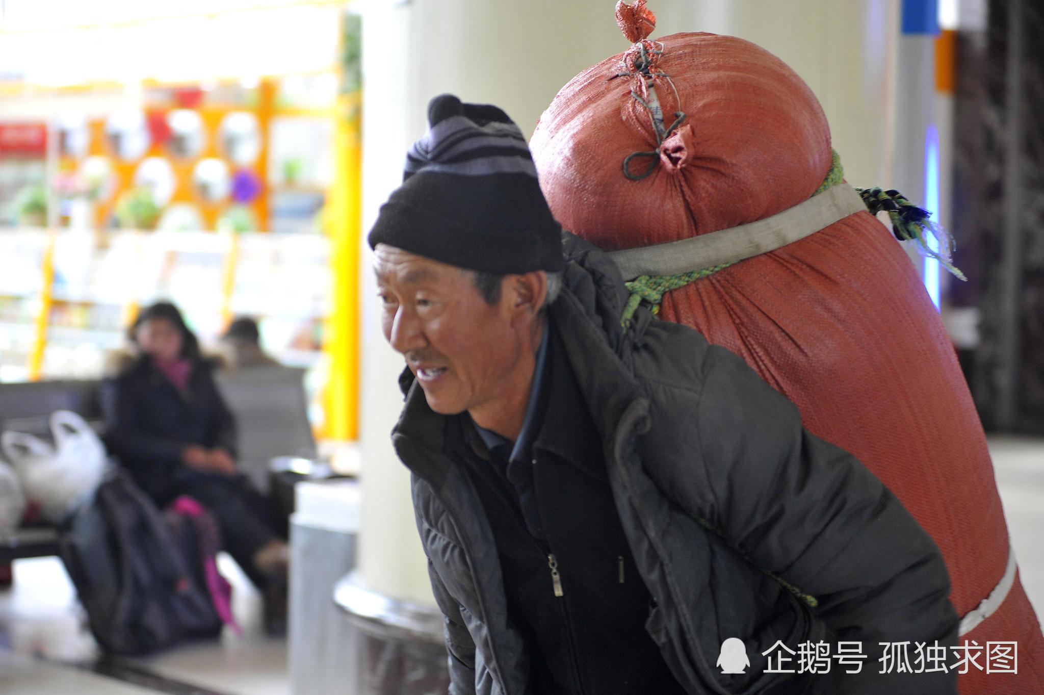 老人瞒着子女打工一年遭遇欠薪回家路上只有200元