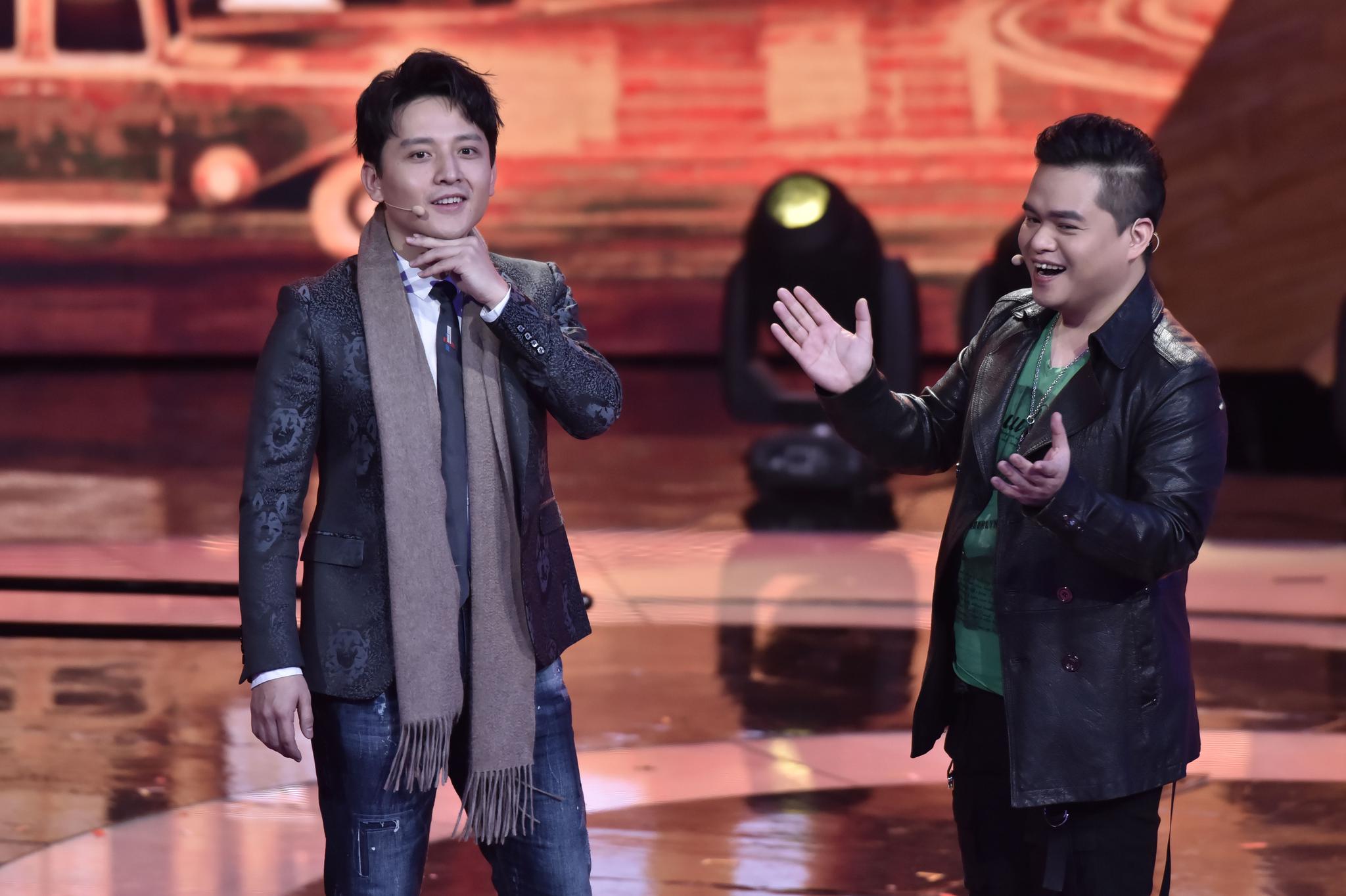 百克力上台后,如同被施了魔法一般,任由魔术师摆布.