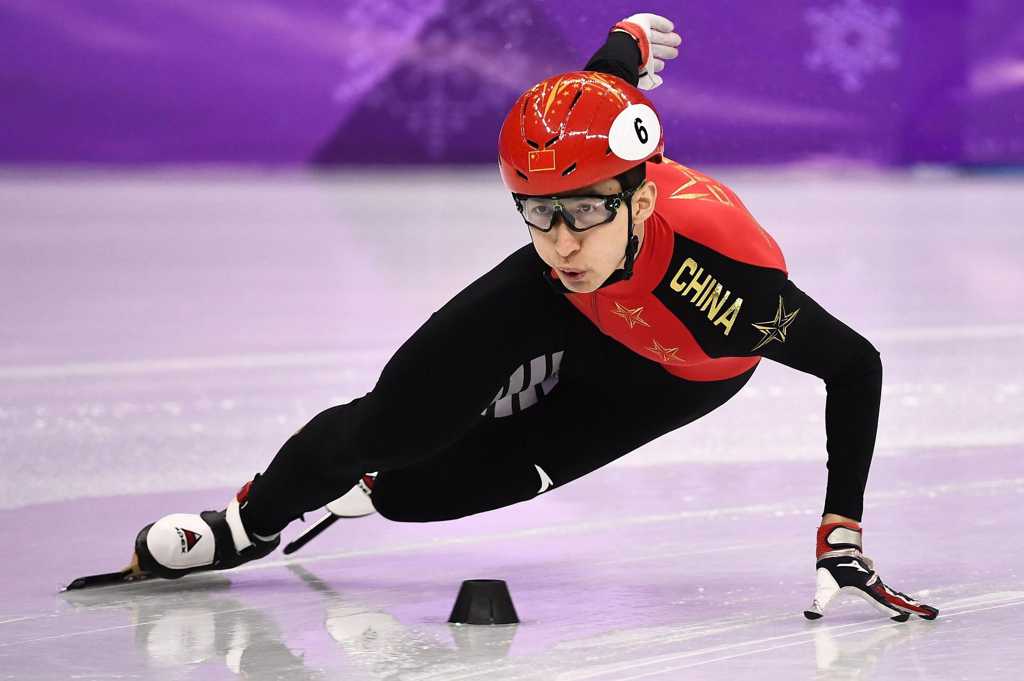 武大靖破世界纪录夺冠中国代表团摘得首金