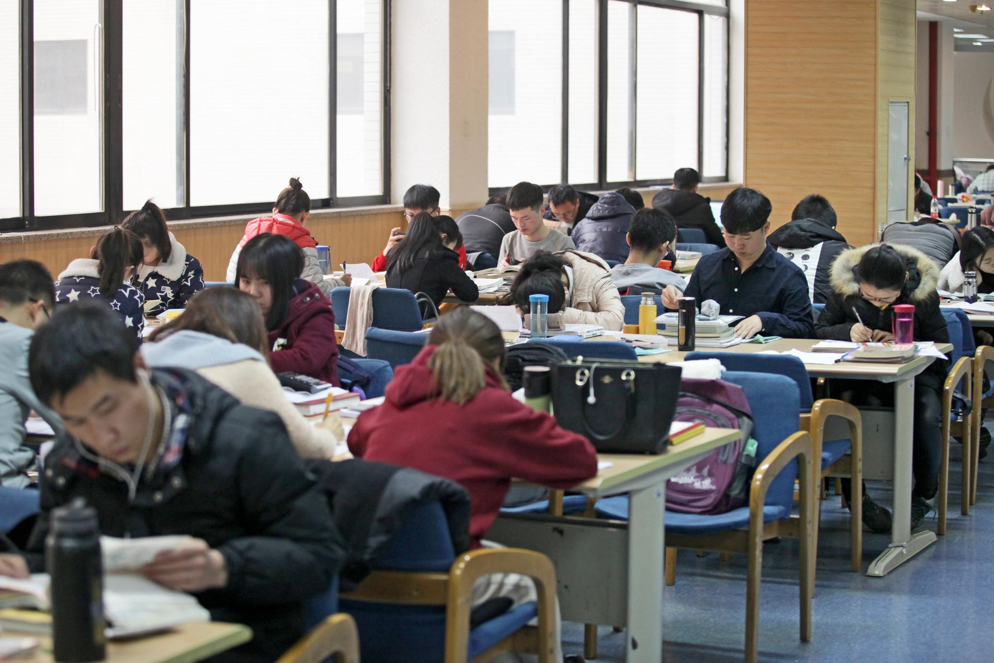 考研不足一月 考生扎根图书馆备战