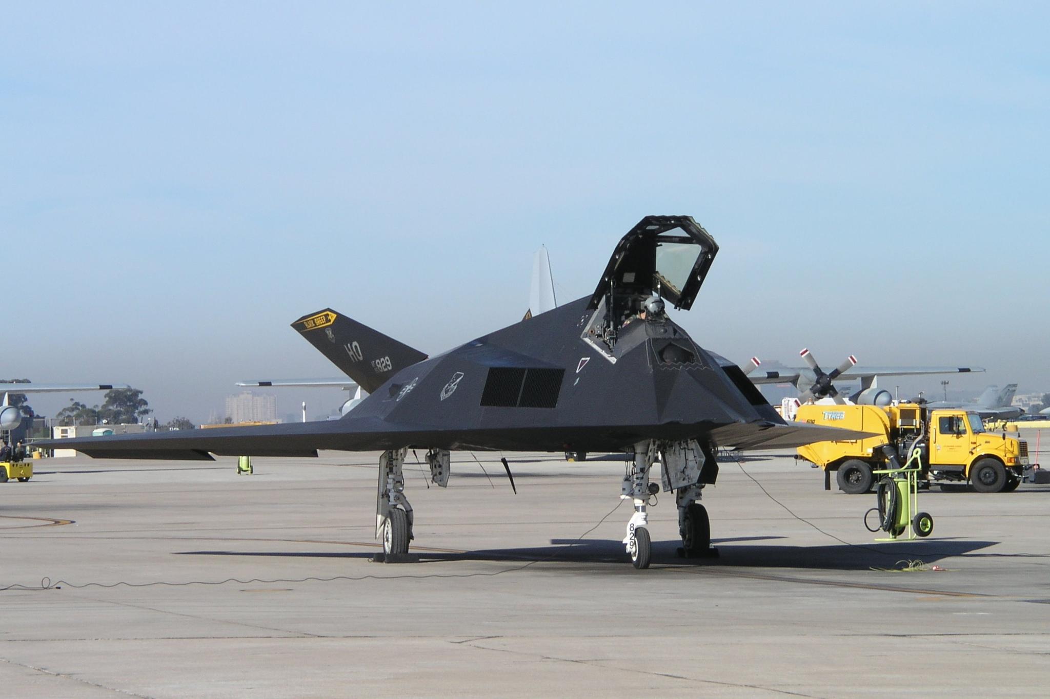 美51区现大型机库和跑道 b-21轰炸机已开始测试?