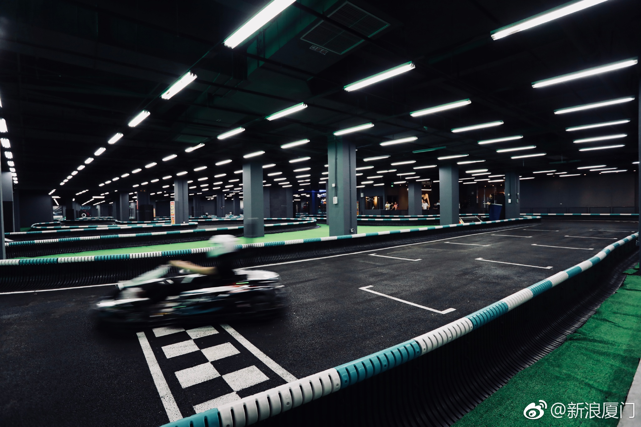 厦门首个室内高端卡丁车赛场开业了!