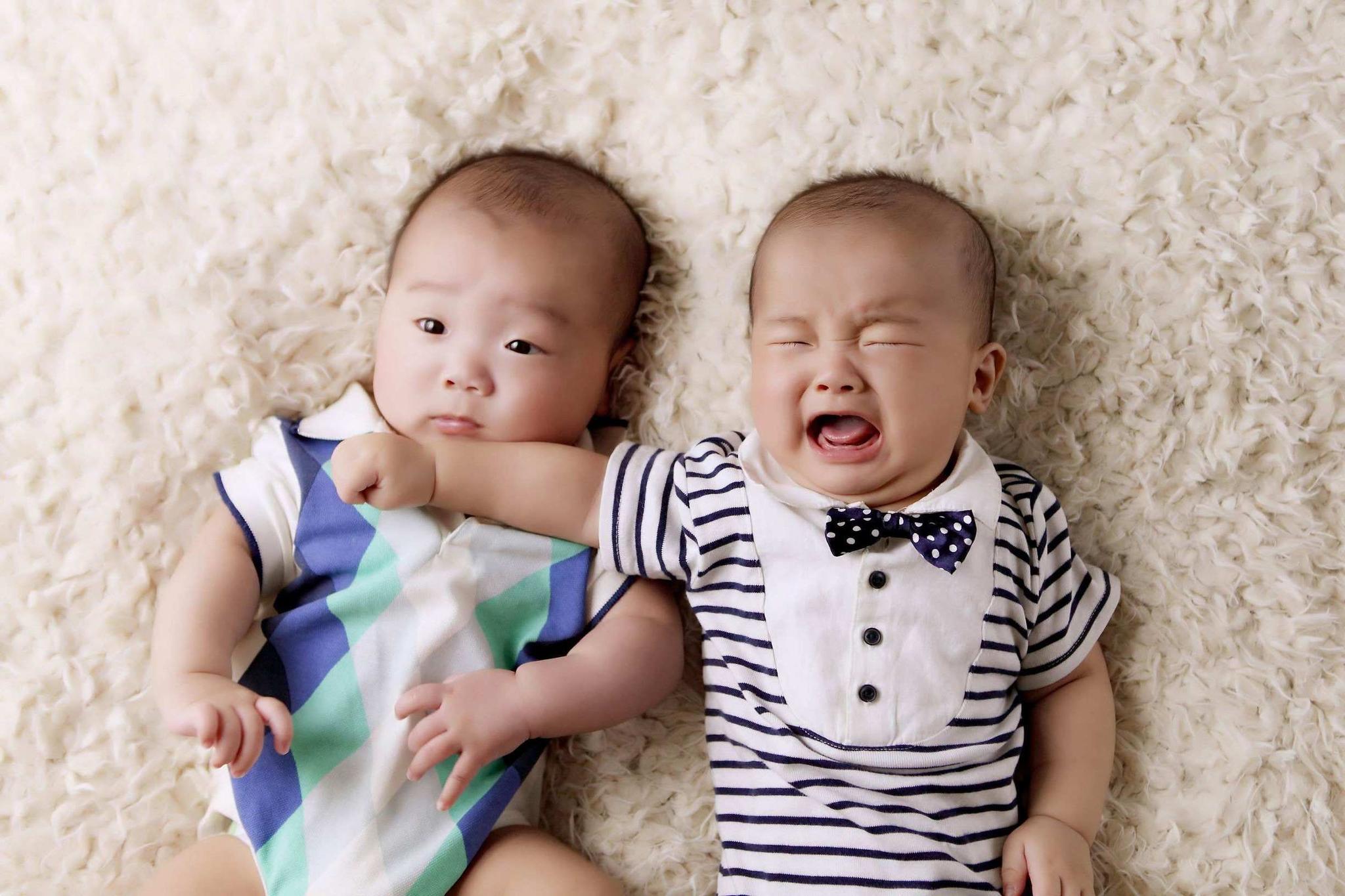 双胞胎兄弟娶了双胞胎姐妹,几乎同时怀孕,孩子出生医生都傻眼了