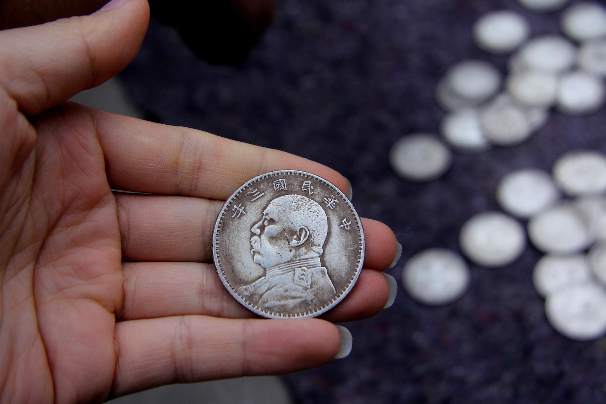 农村集市上袁大头10元一枚,说是工地上意外挖到的,有人全买了