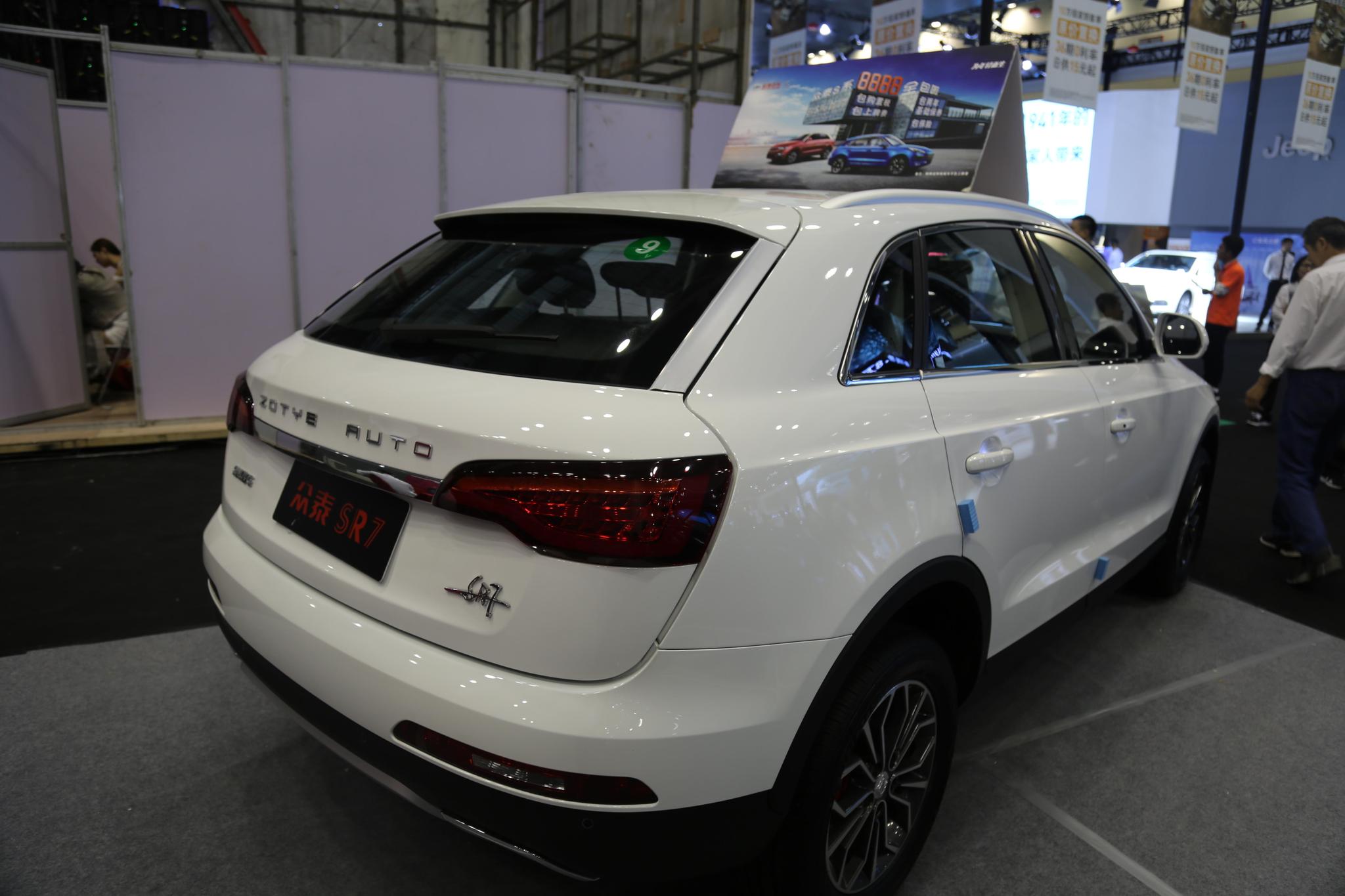 众泰汽车sr7,外观方面采用潮流,时尚的设计方案,整车焕发出张扬的精气