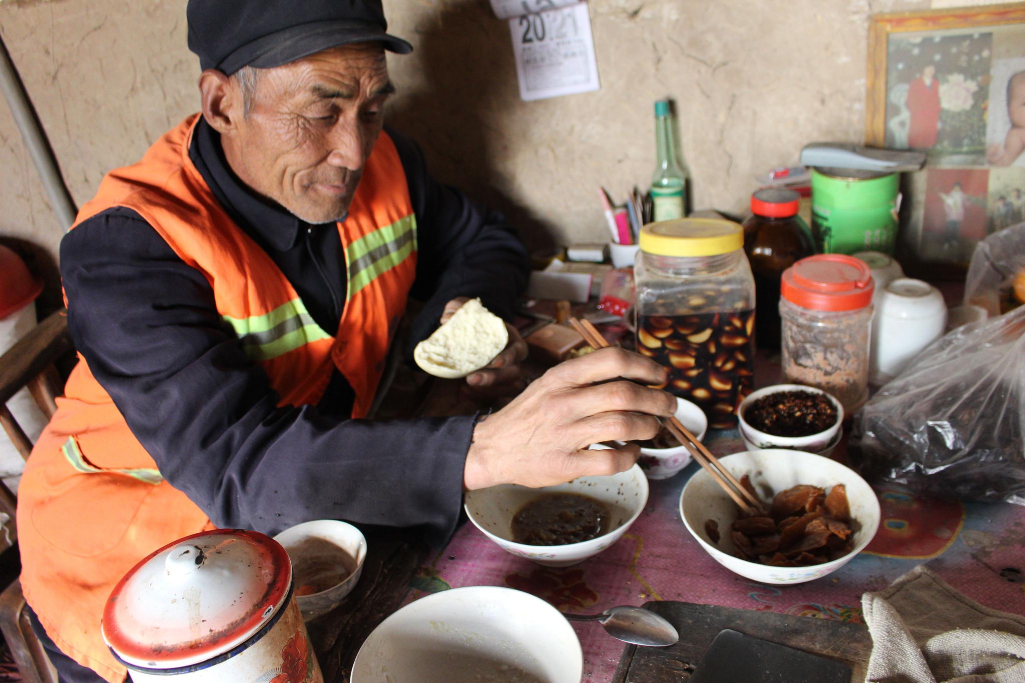 实拍农村单身环卫工的日常生活早饭一个窝头一碗粥看完心酸