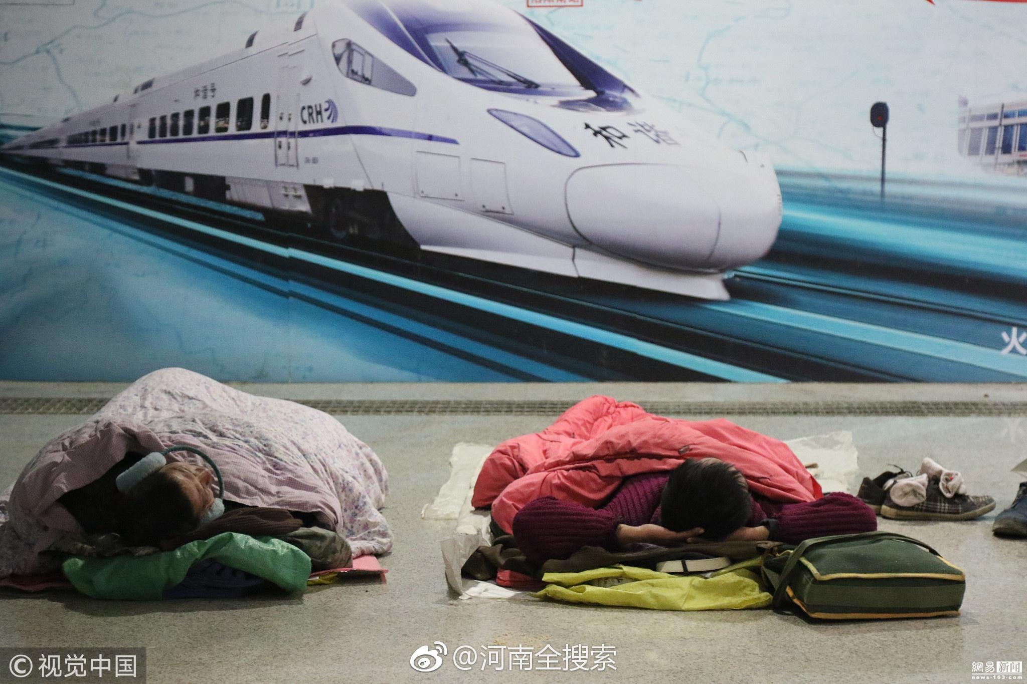 实拍寒冷冬夜席地而睡的农民工