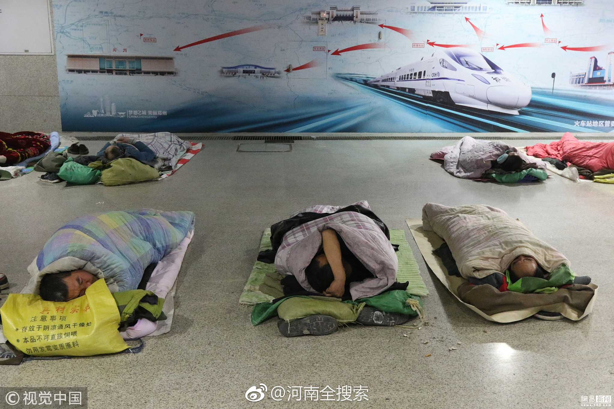 实拍寒冷冬夜席地而睡的农民工