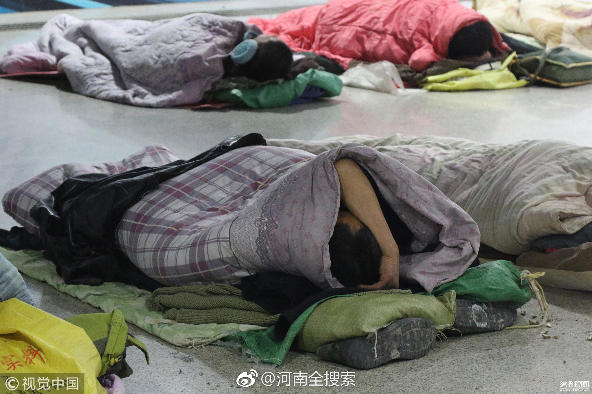 实拍寒冷冬夜席地而睡的农民工