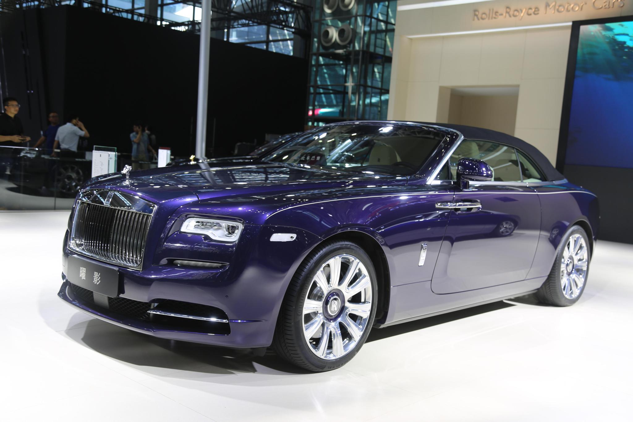 劳斯莱斯曜影宾利添越都是500万级别豪车你选谁