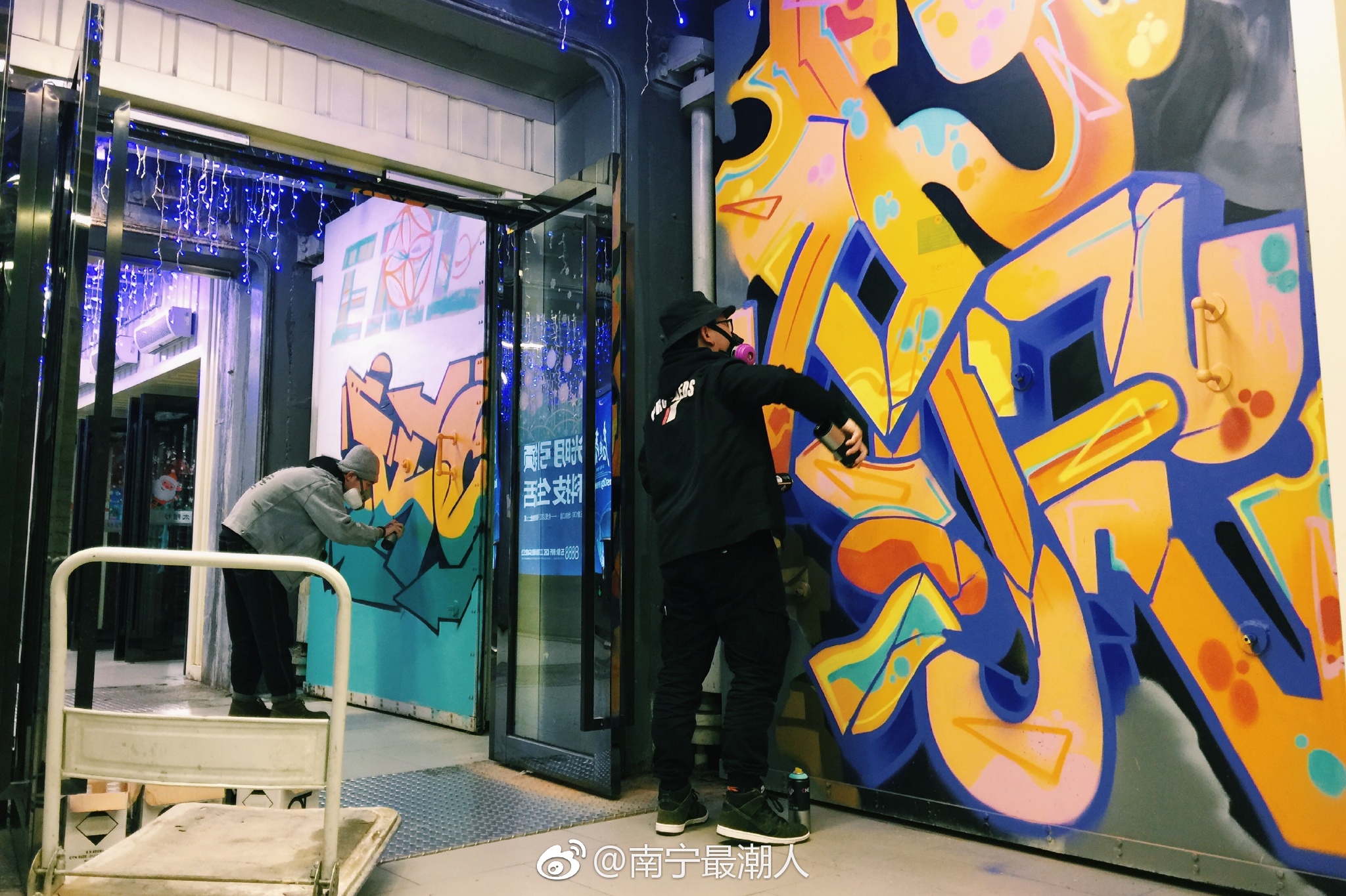 太酷炫南宁地铁里惊现大面积涂鸦你觉得好看吗吃瓜