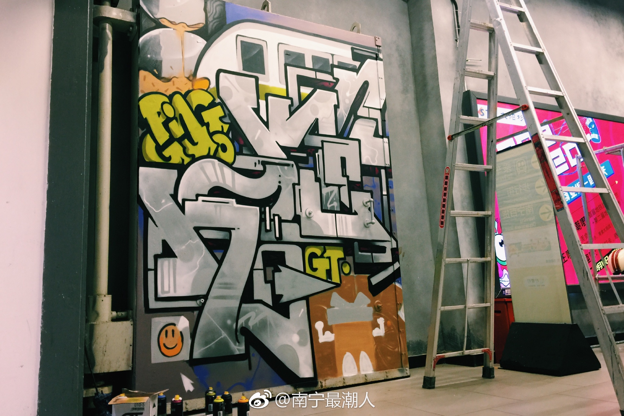 太酷炫南宁地铁里惊现大面积涂鸦你觉得好看吗吃瓜