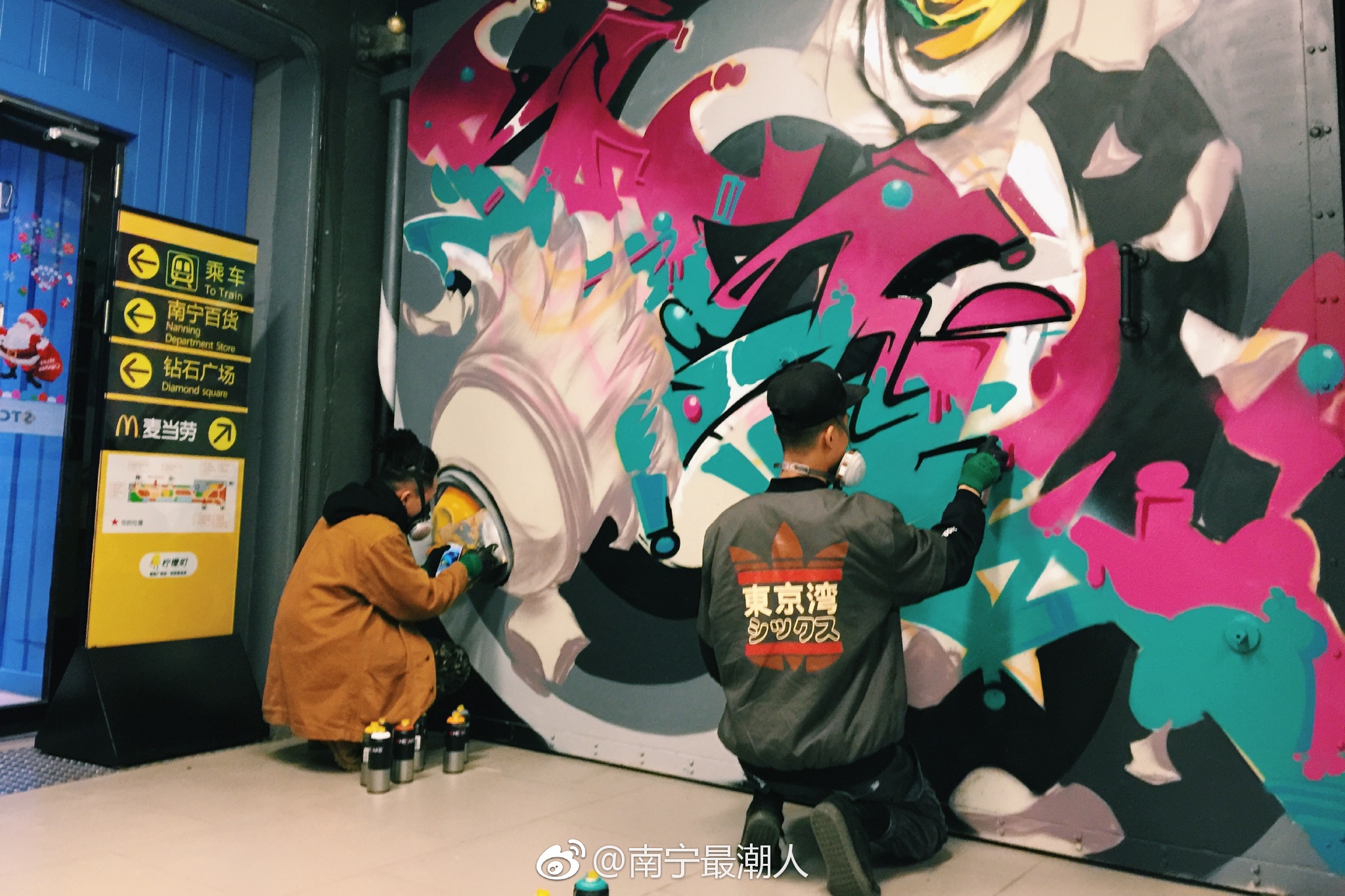 太酷炫南宁地铁里惊现大面积涂鸦你觉得好看吗吃瓜
