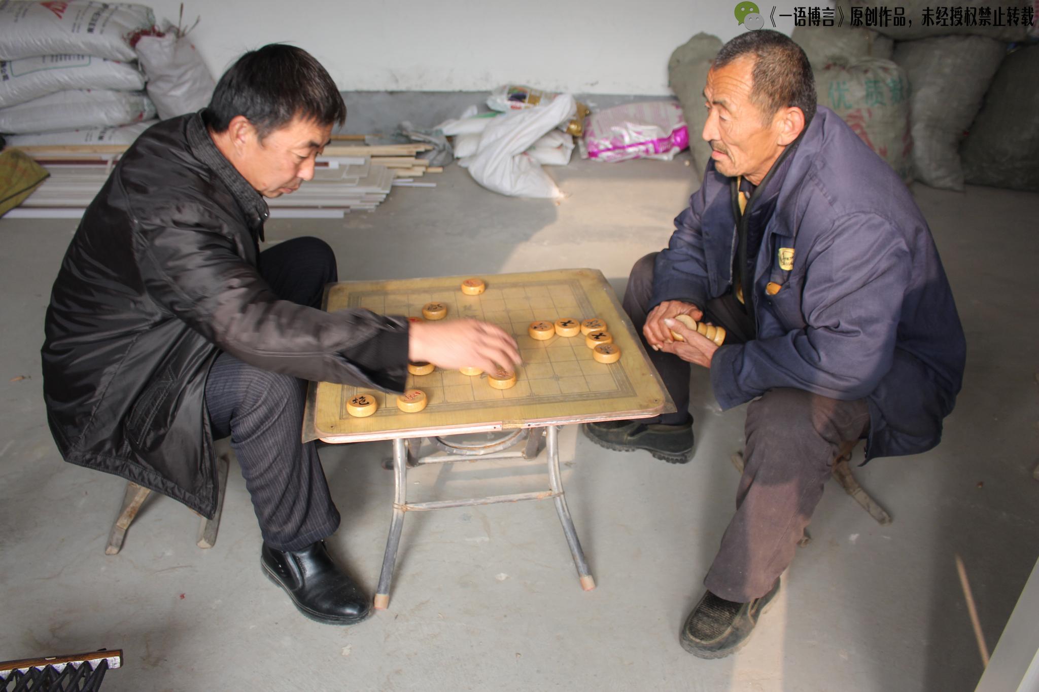 下棋对老年人来说是项很有意义的活动,既活动了脑细胞,又不会累着身体