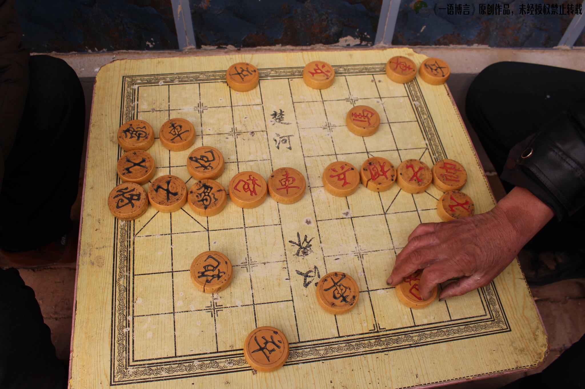 农村老人闲暇之余,下象棋成了他们解闷的好帮手