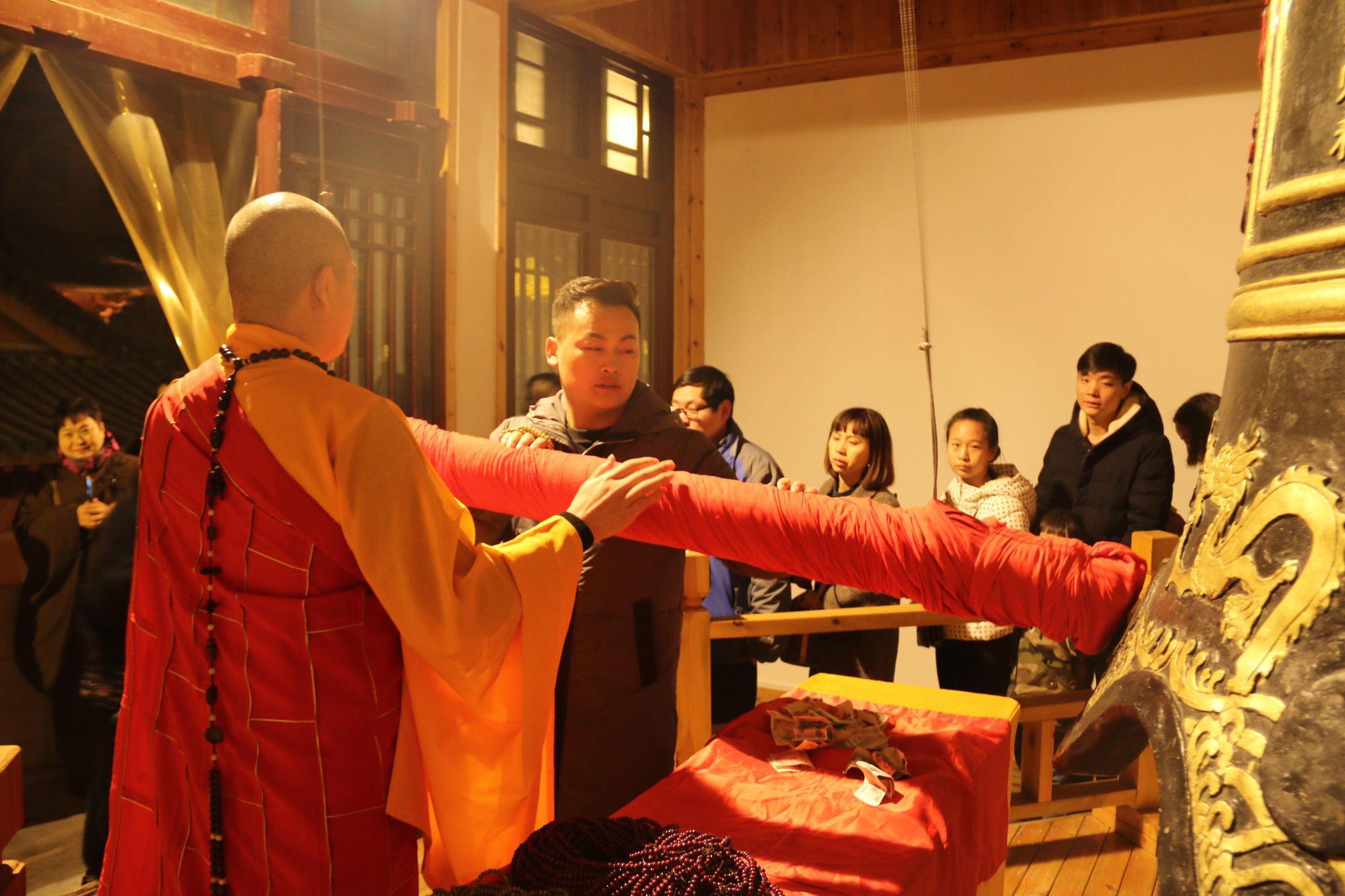 郑州:大观音寺举行元旦祈福法会,市民排队撞钟|郑州|观音寺|吉祥|法会|撞钟_新浪新闻