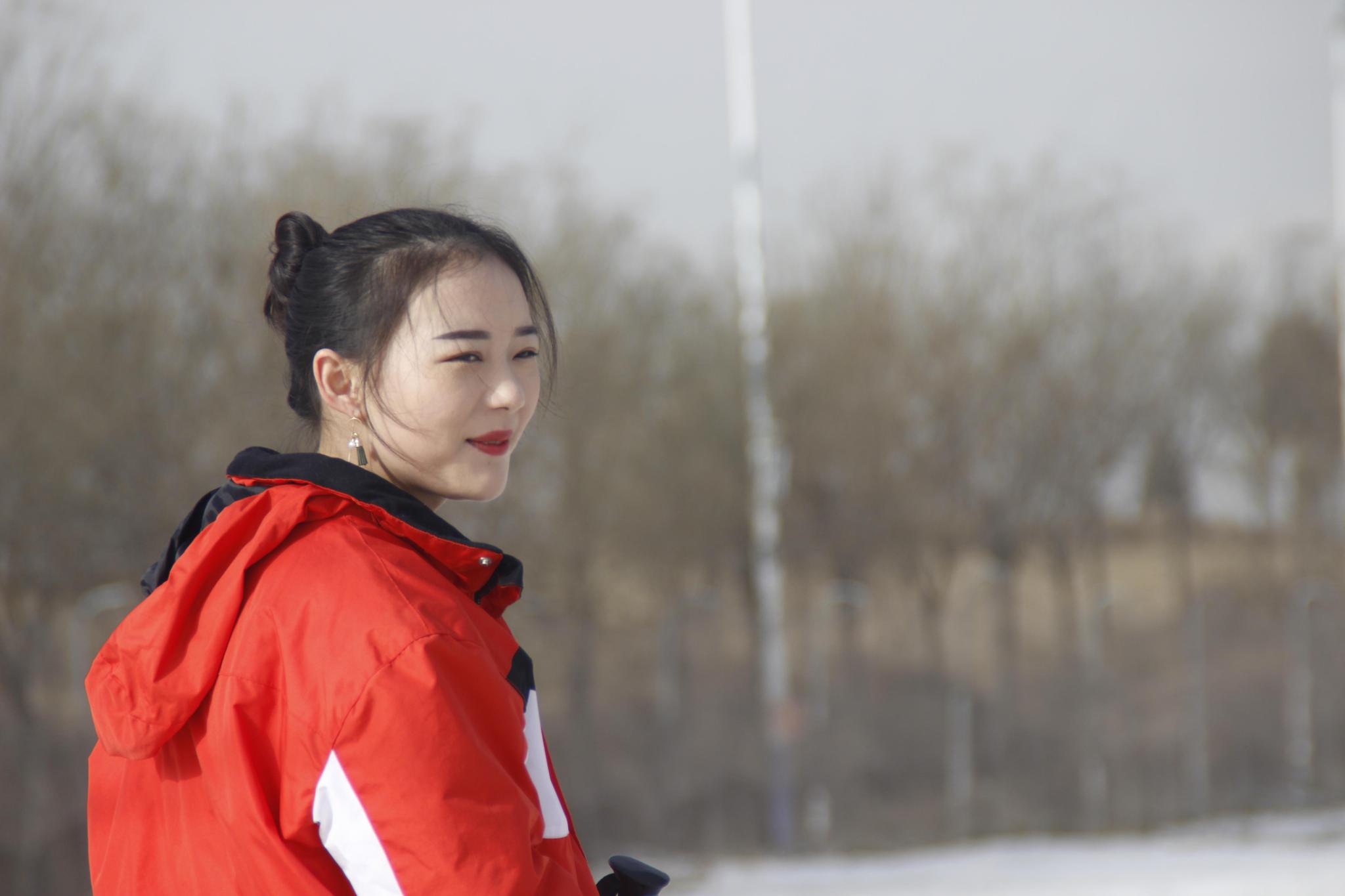 在滑雪场偶遇渭南美女,回眸一笑百媚生