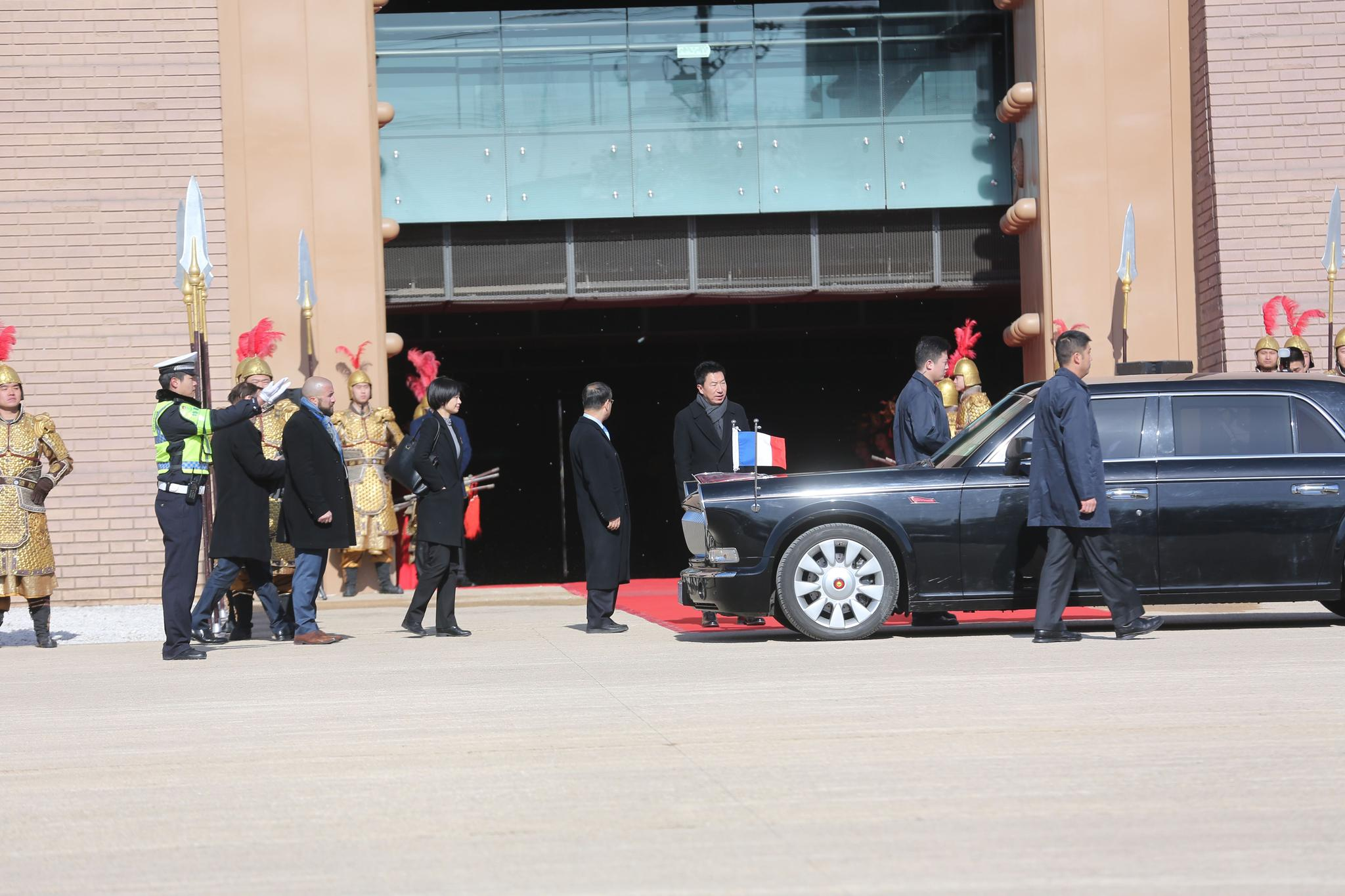 法国总统马克龙,乘坐红旗轿车到达丹凤门.