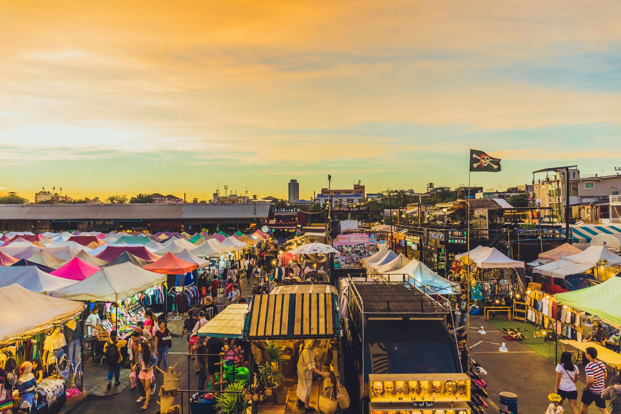 泰国香艳的夜生活开始于夜市而这是年轻人最喜欢去的夜市