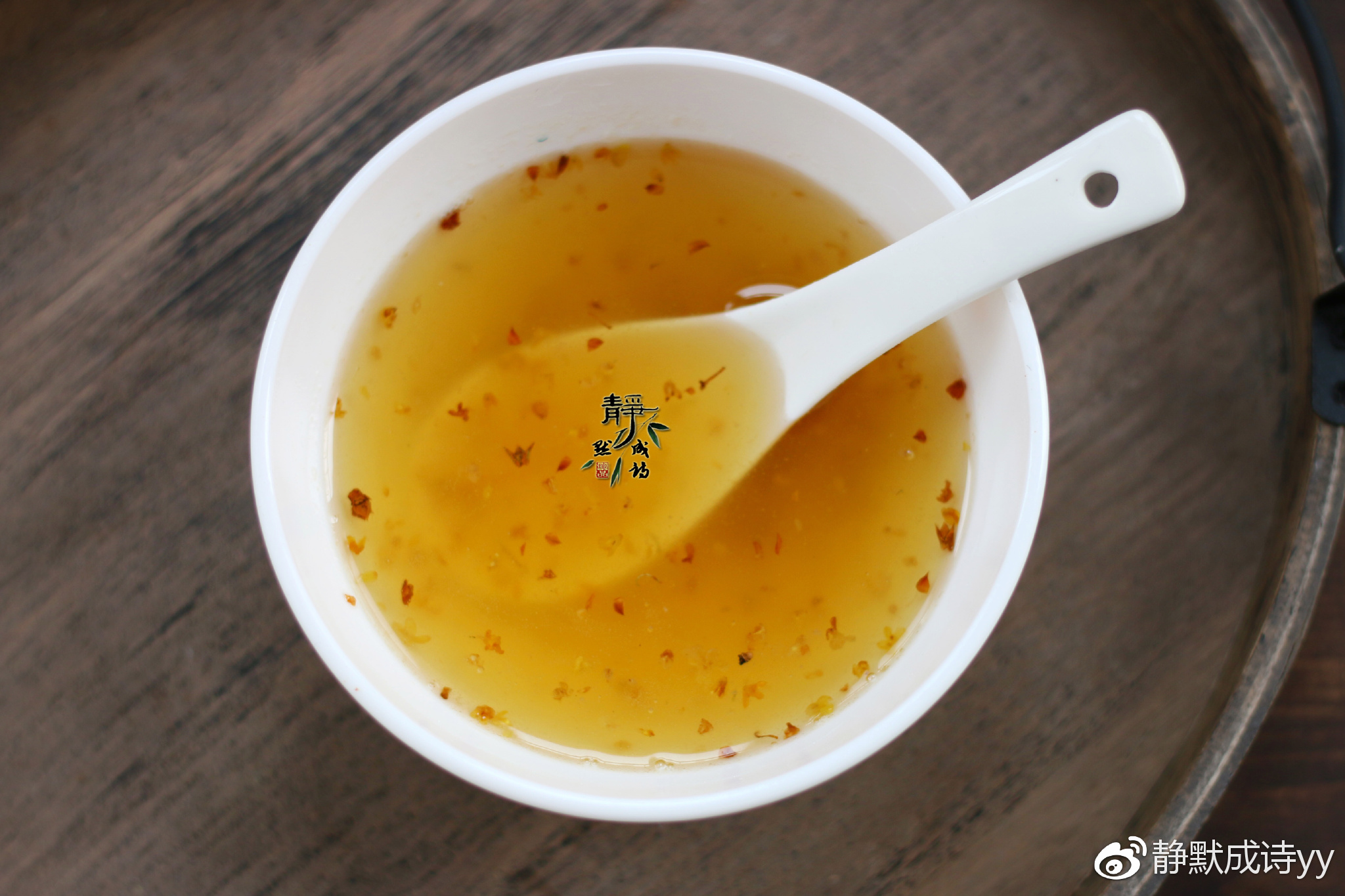 5,把桂花蜂蜜汁淋在蒸好的萝卜和梨上即可食用.