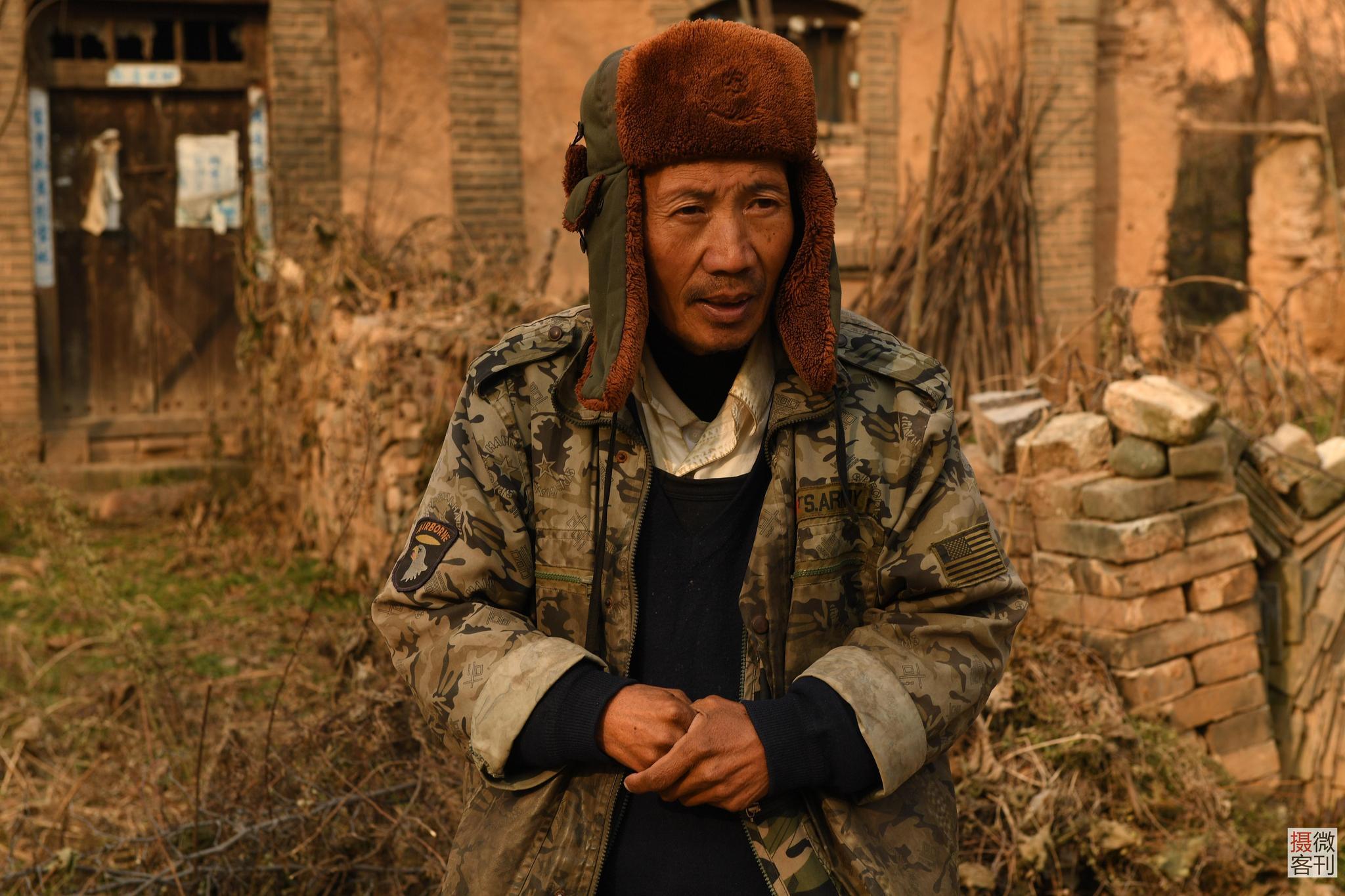 河南60岁老汉因穷一生无妻 邻居称他太懒了