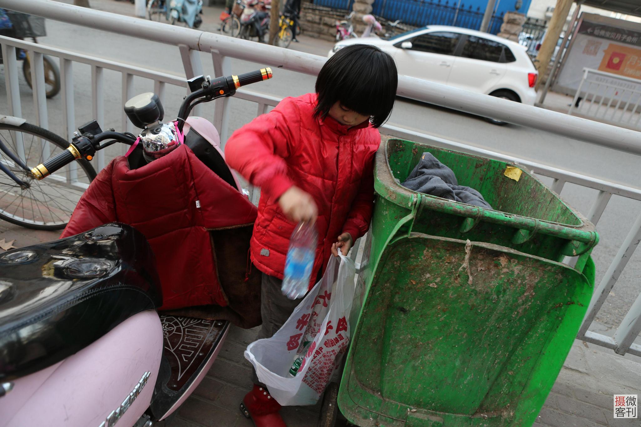 7岁女孩捡垃圾给重病弟弟买水果 姐弟都曾是弃婴