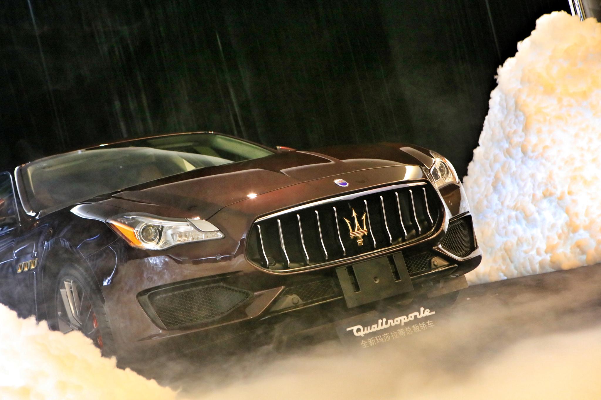 主题的花艺装置贯穿全场,移步换景,身临其境,玛莎拉蒂展车巧妙安置