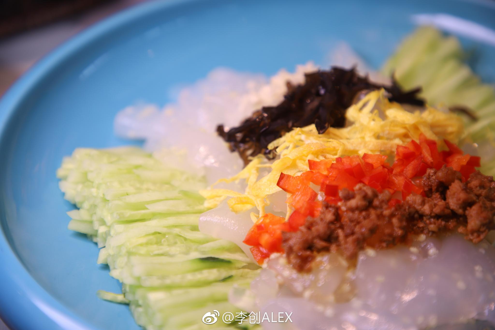 沈阳商区隐藏一家正宗的东北菜小吉的家小鸡炖蘑菇菜品很东北