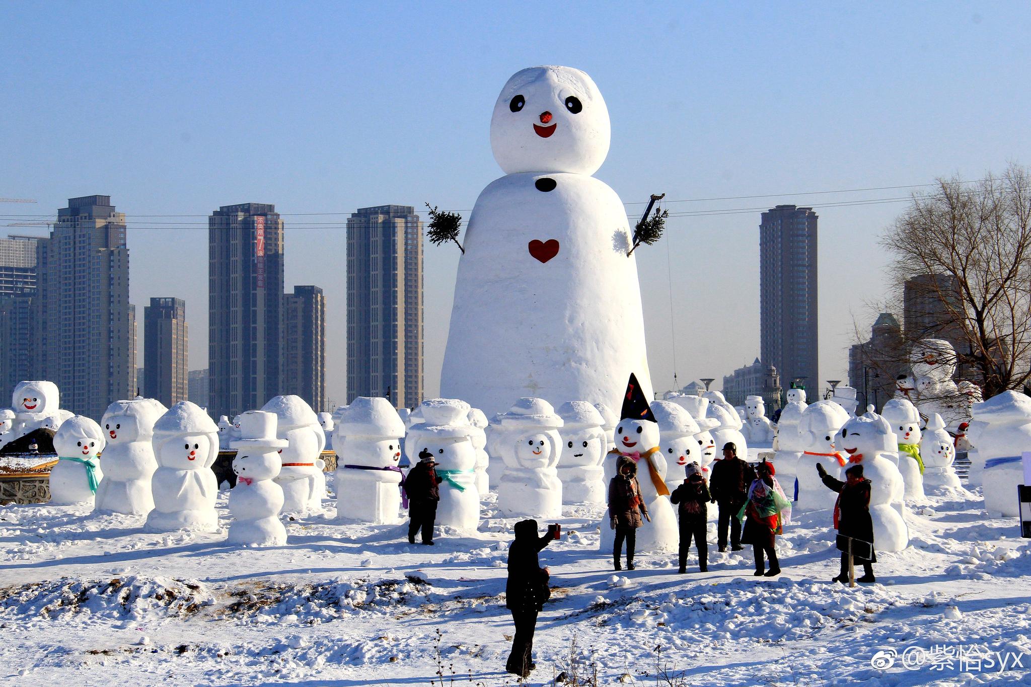2018座雪人呈现在哈尔滨外滩赏冰乐雪园.