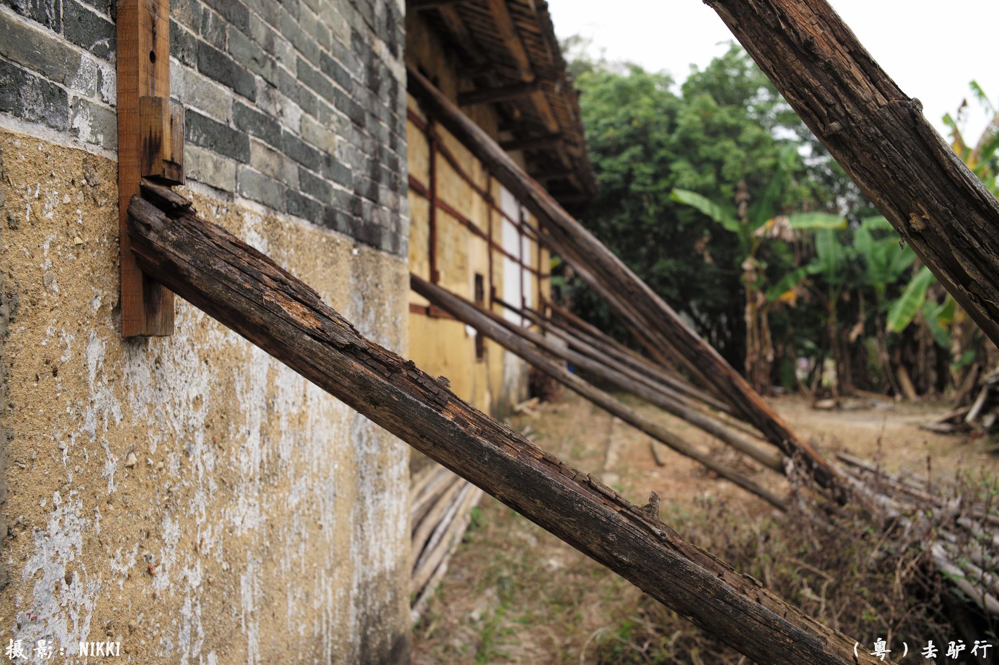 广州百年民宅成危楼,村民没钱用木头撑住,但木头也烂了