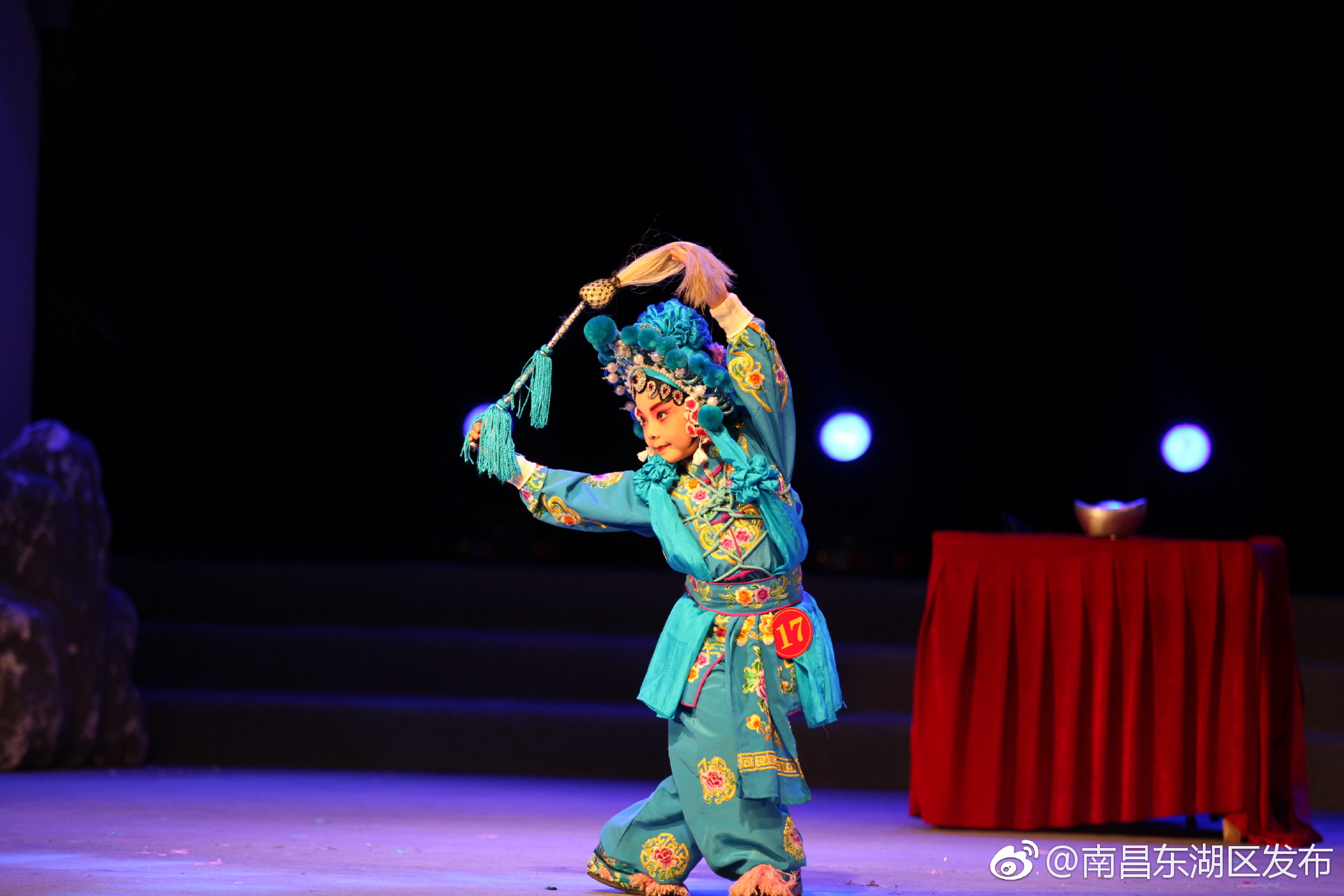 武旦3岁学京剧 苦练获金奖