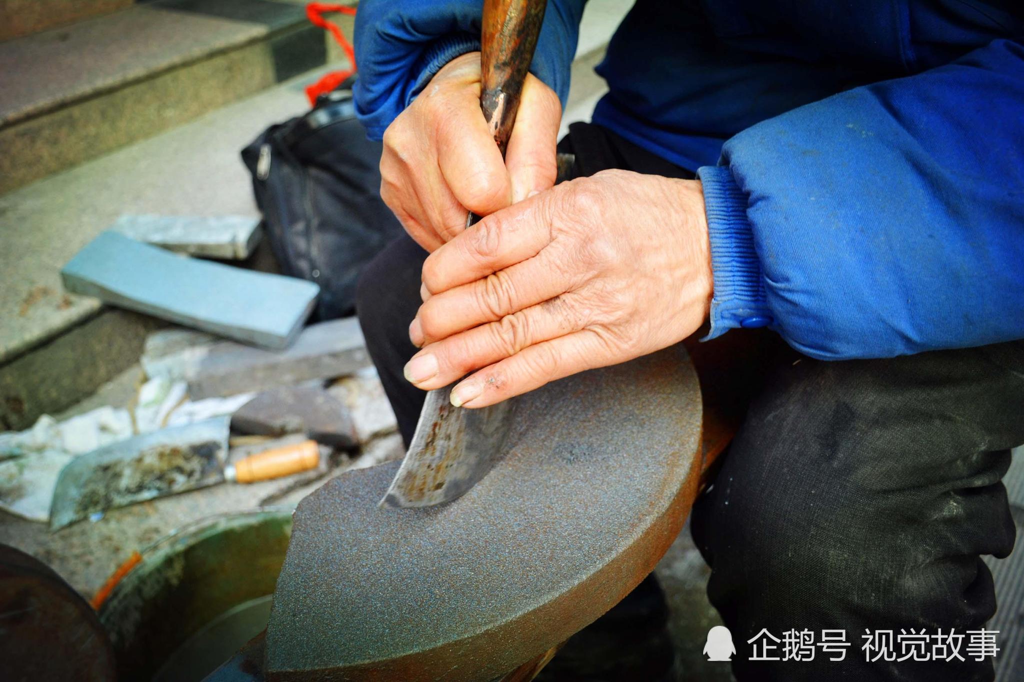72岁农村大爷磨刀50年 15年不涨价