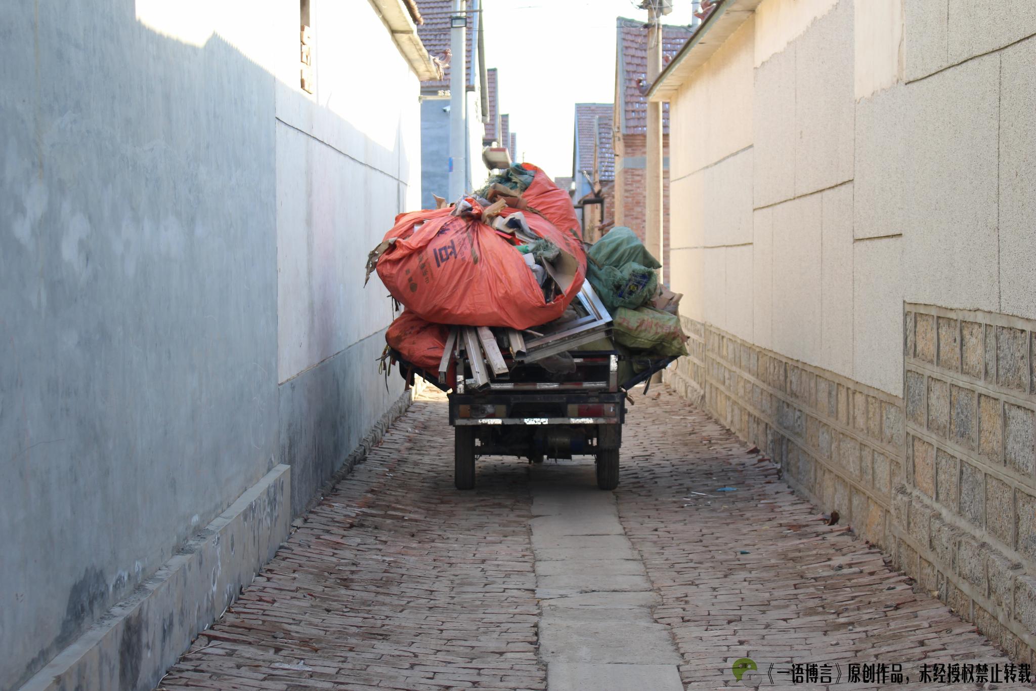 农村52岁老人收破烂19年:每月收入不到1000元