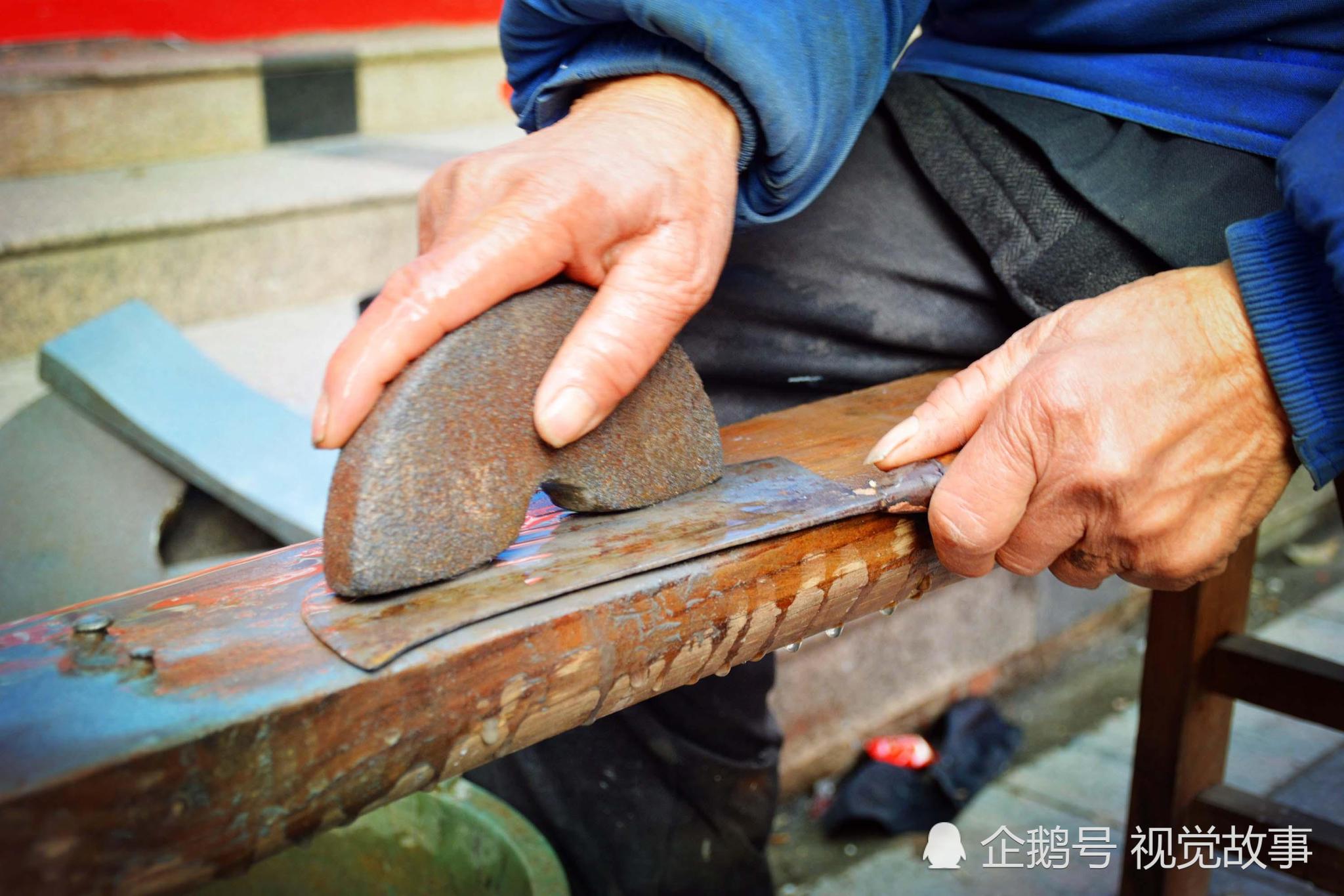 72岁农村大爷磨刀50年 15年不涨价