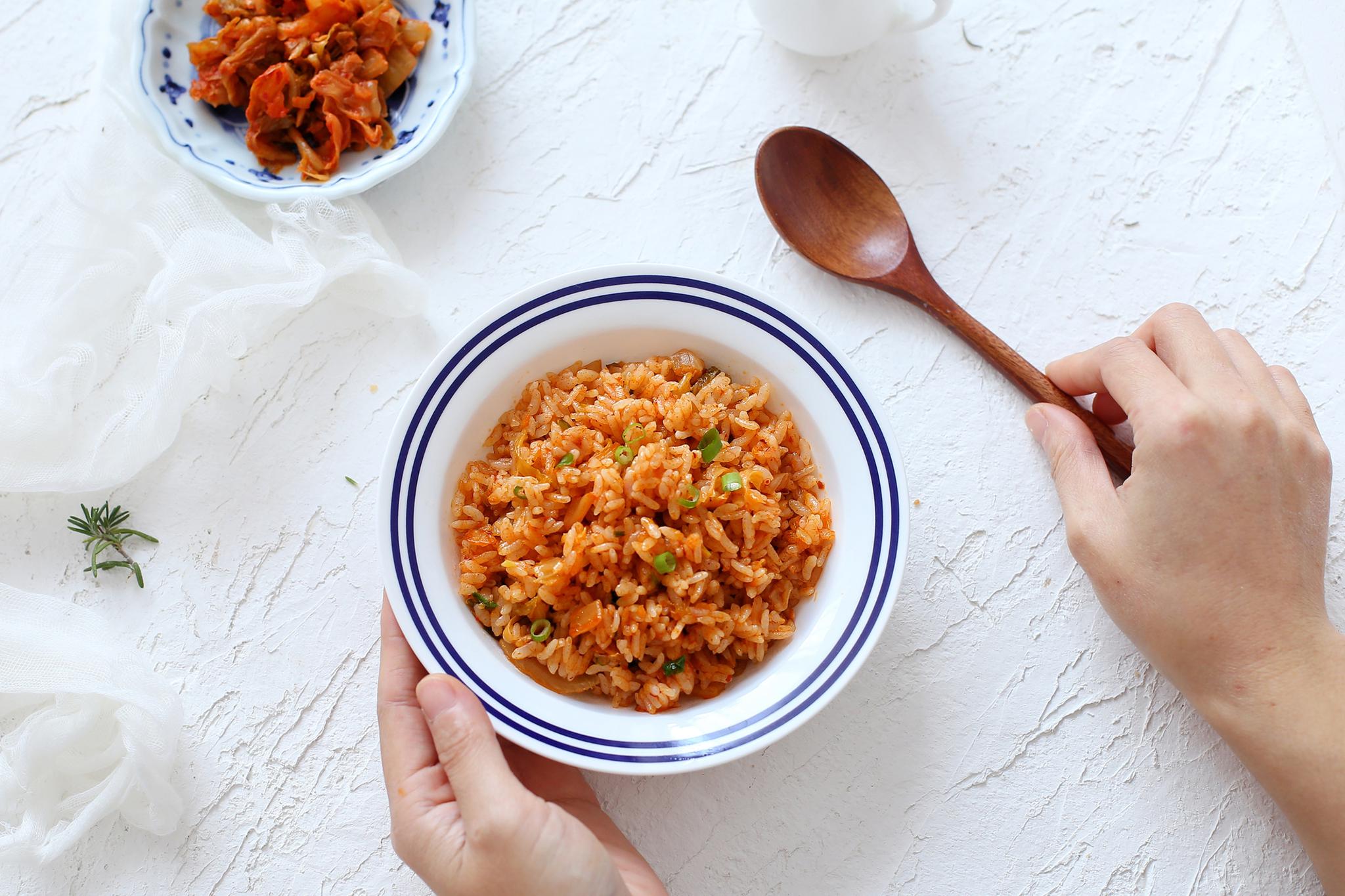 只需三步轻松搞定一盘泡菜炒饭,韩国人都得甘拜下风