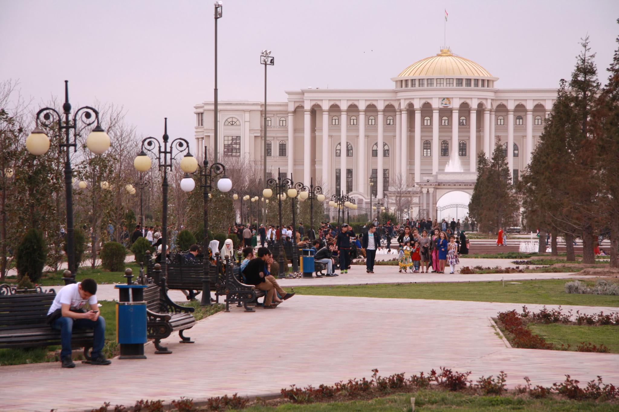 但是走到杜尚别的街头你会发现,这里几乎没人吸烟,而且还很干净.