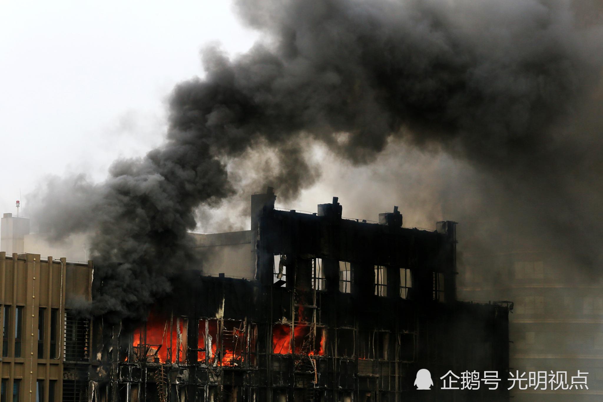 郑州一写字楼突发大火黑烟飘起十几层楼高 消防启用直升机灭火