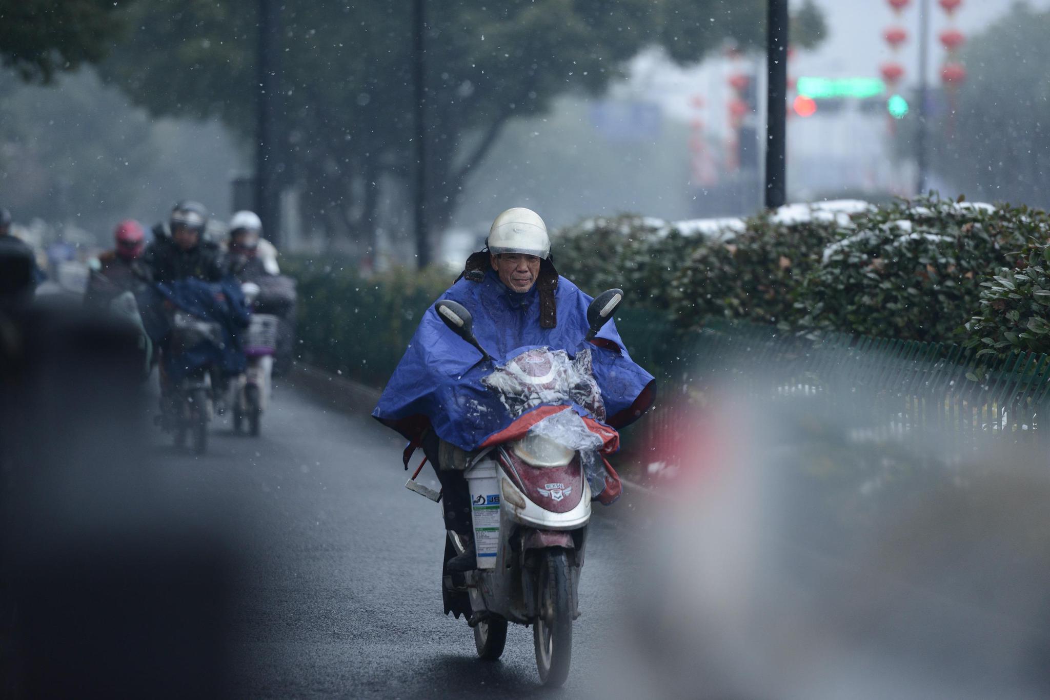 杭州下午突飘大雪 看骑车之人感叹生活不易