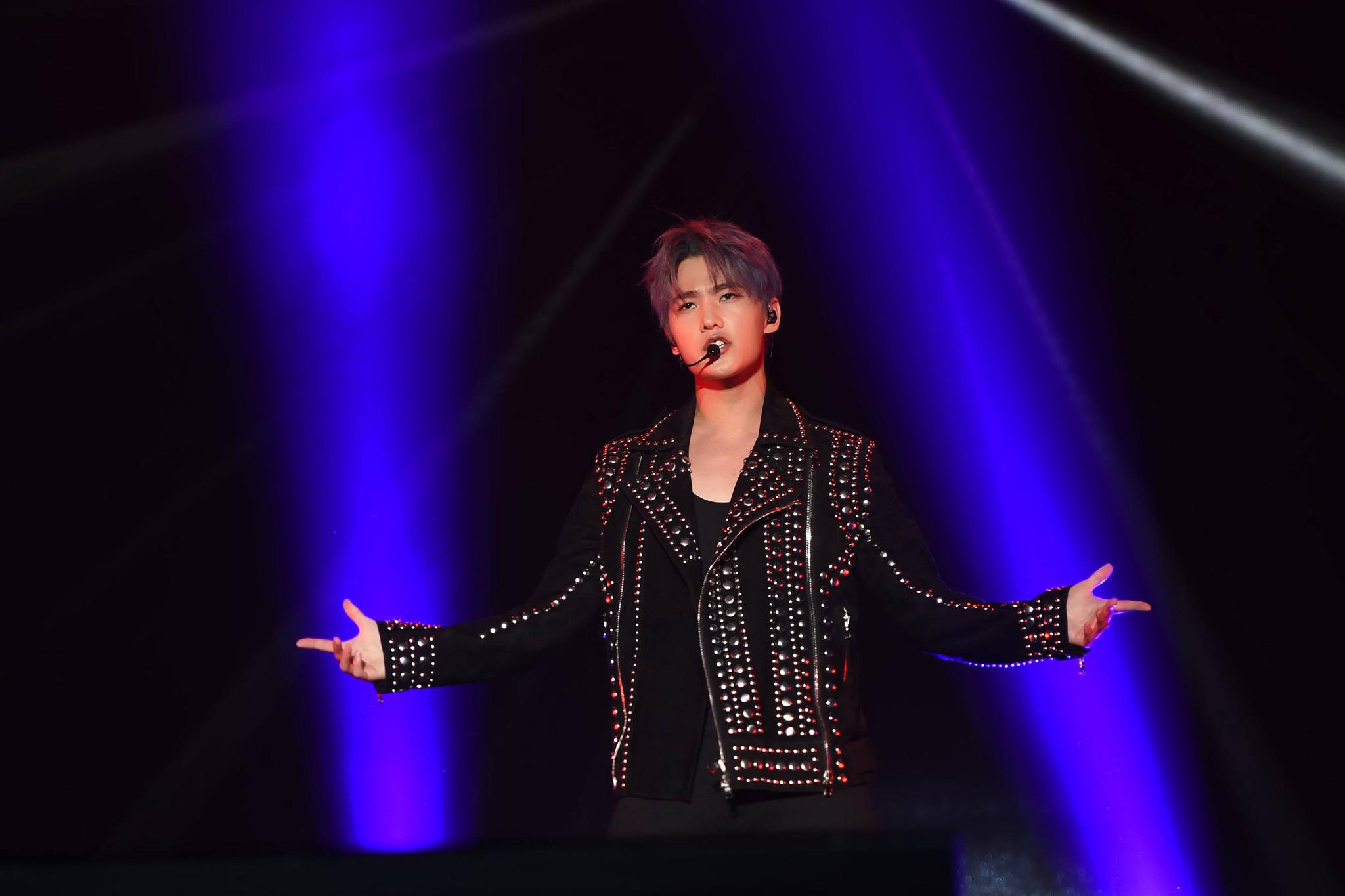 粉丝机场接机人太多不慎摔倒,杨洋一个暖心的举动获网友大赞