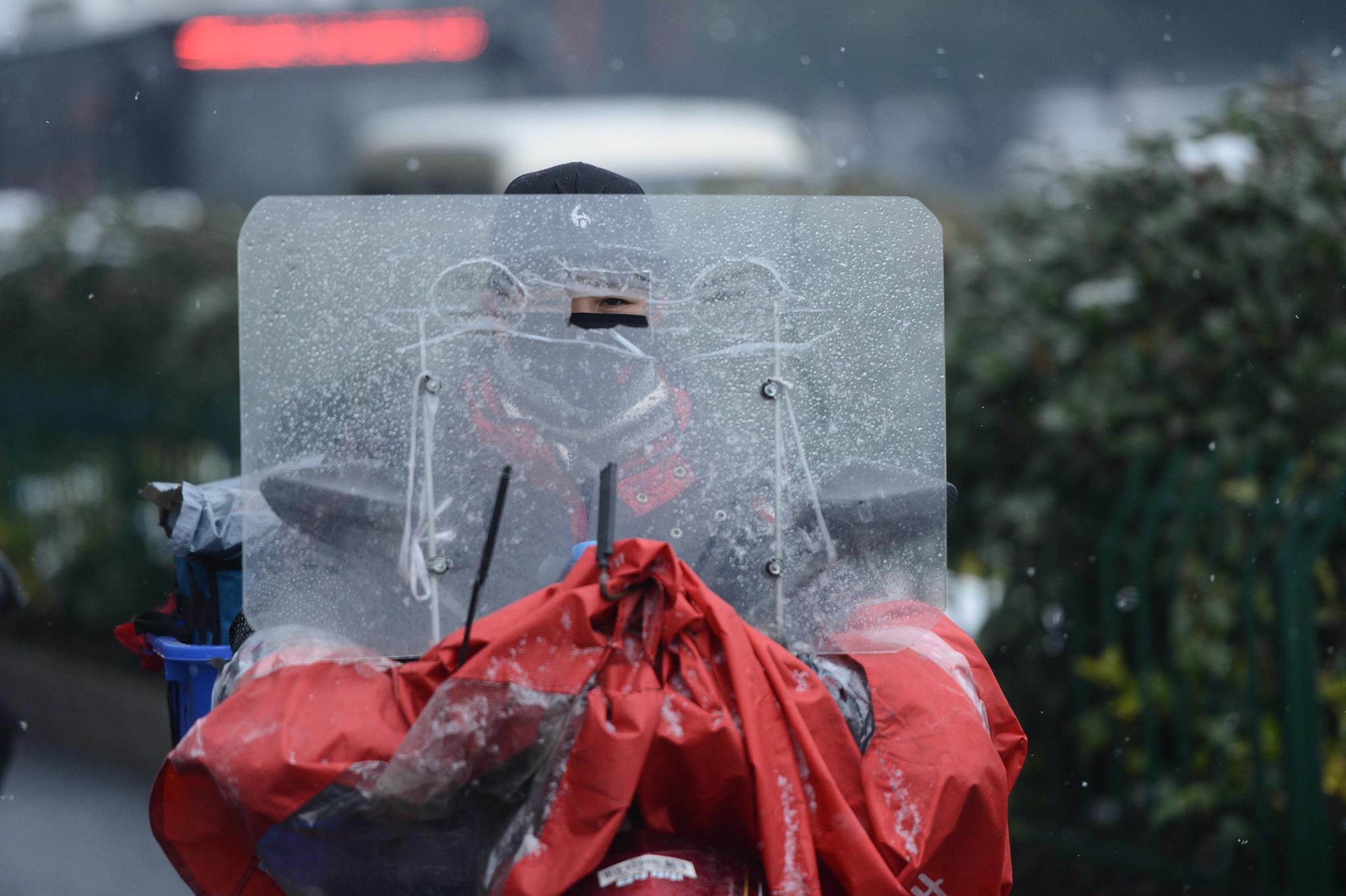 杭州下午突飘大雪 看骑车之人感叹生活不易