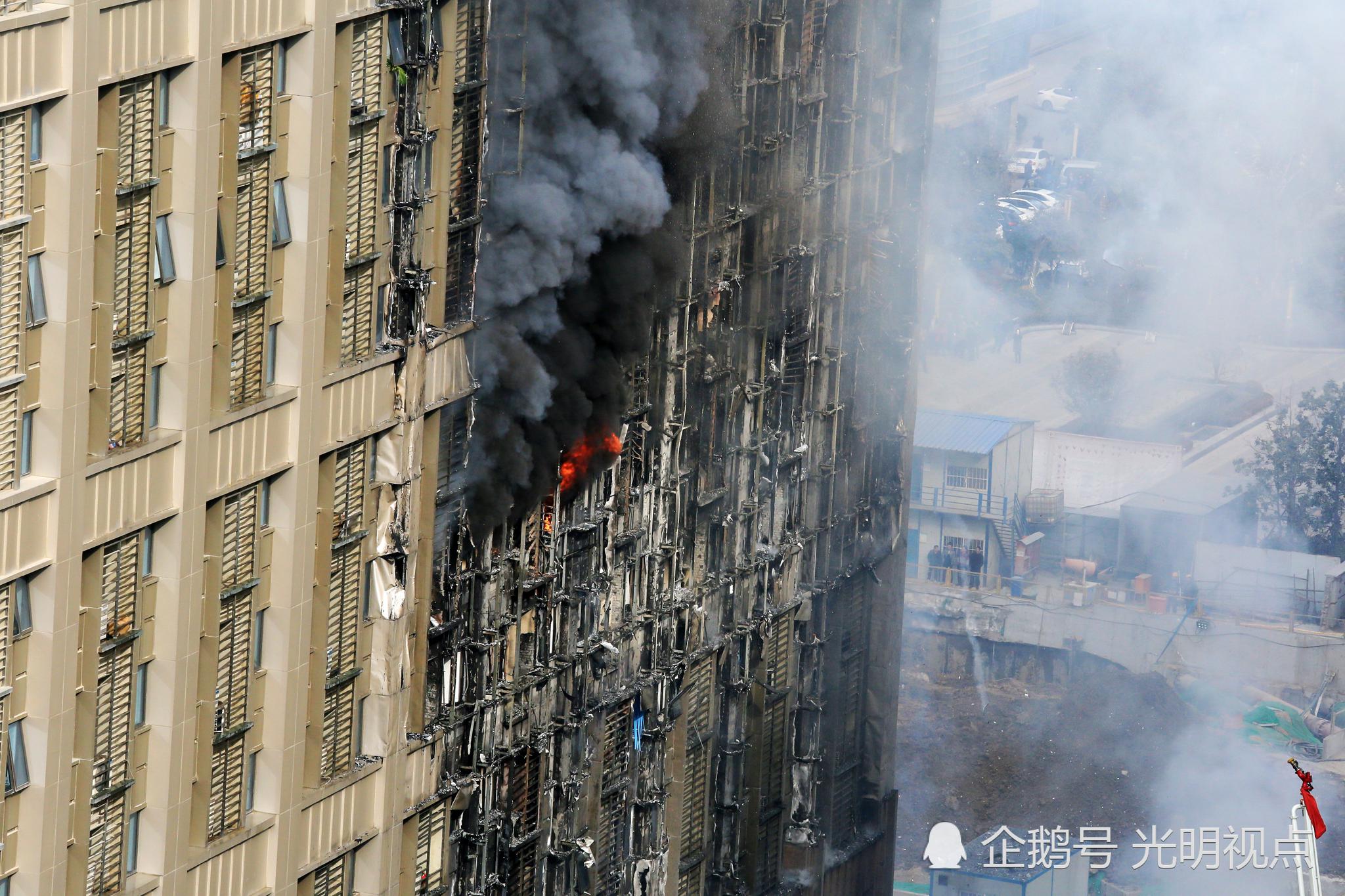 郑州一写字楼突发大火黑烟飘起十几层楼高 消防启用直升机灭火