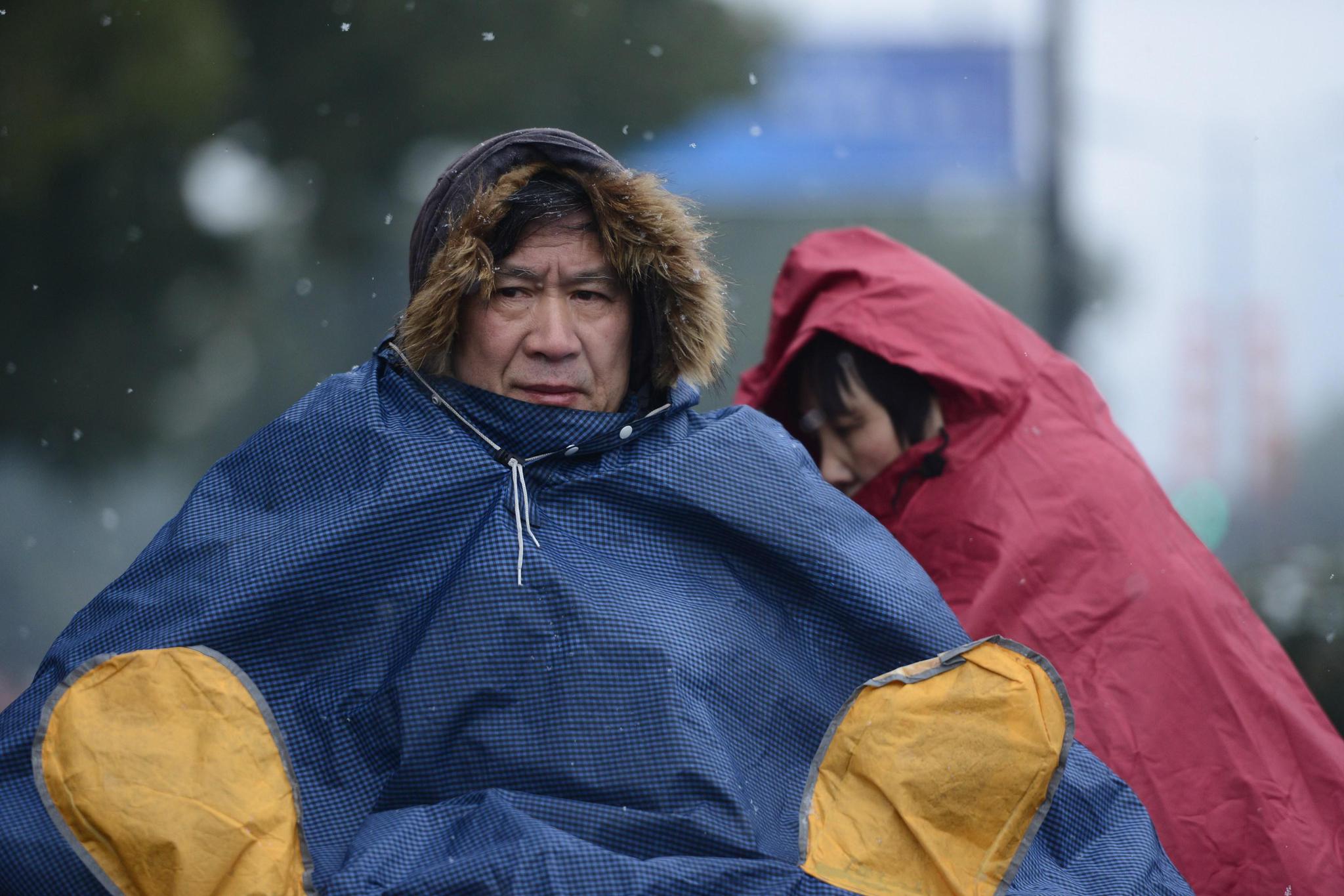 杭州下午突飘大雪 看骑车之人感叹生活不易