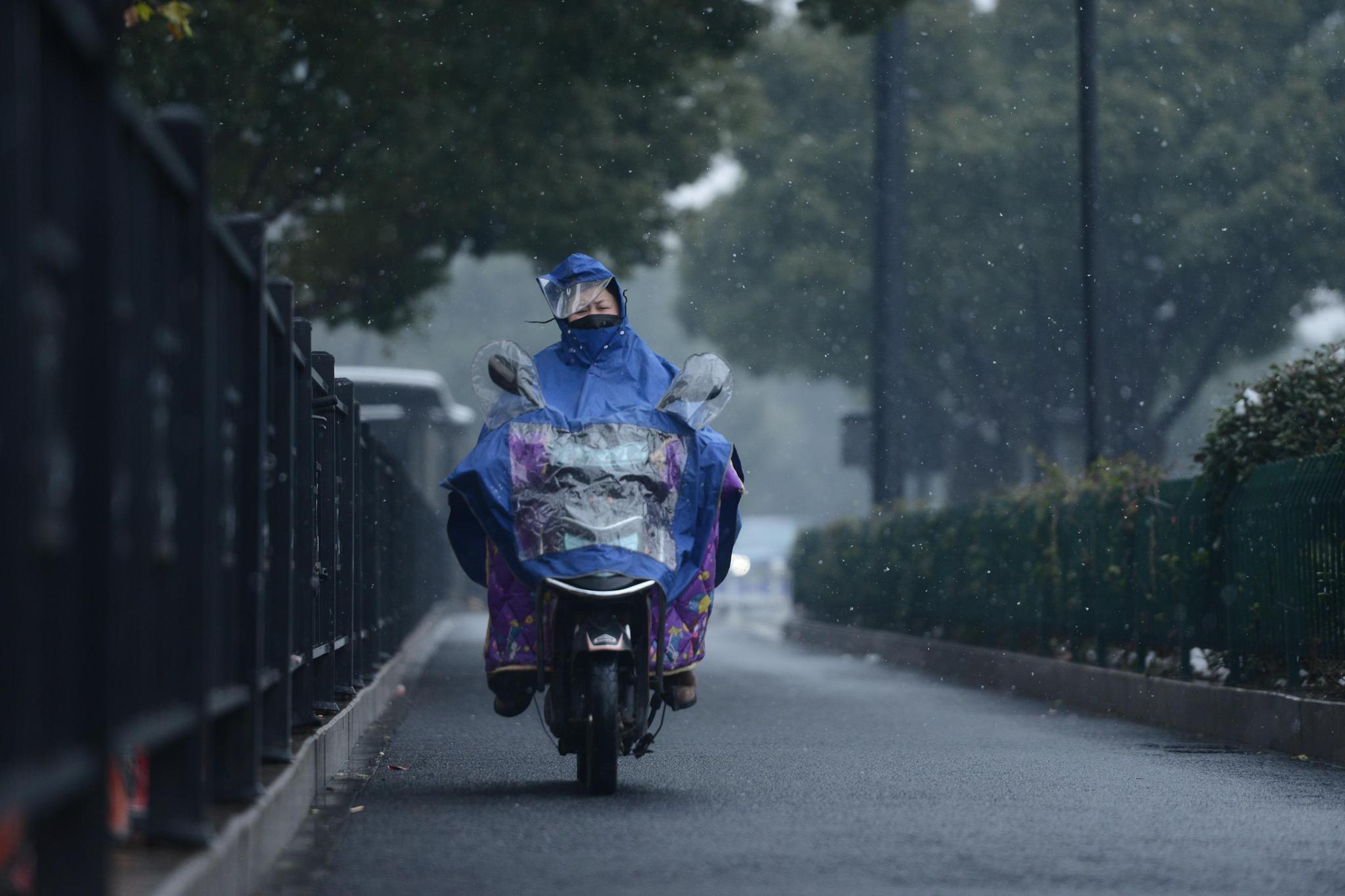 杭州下午突飘大雪 看骑车之人感叹生活不易
