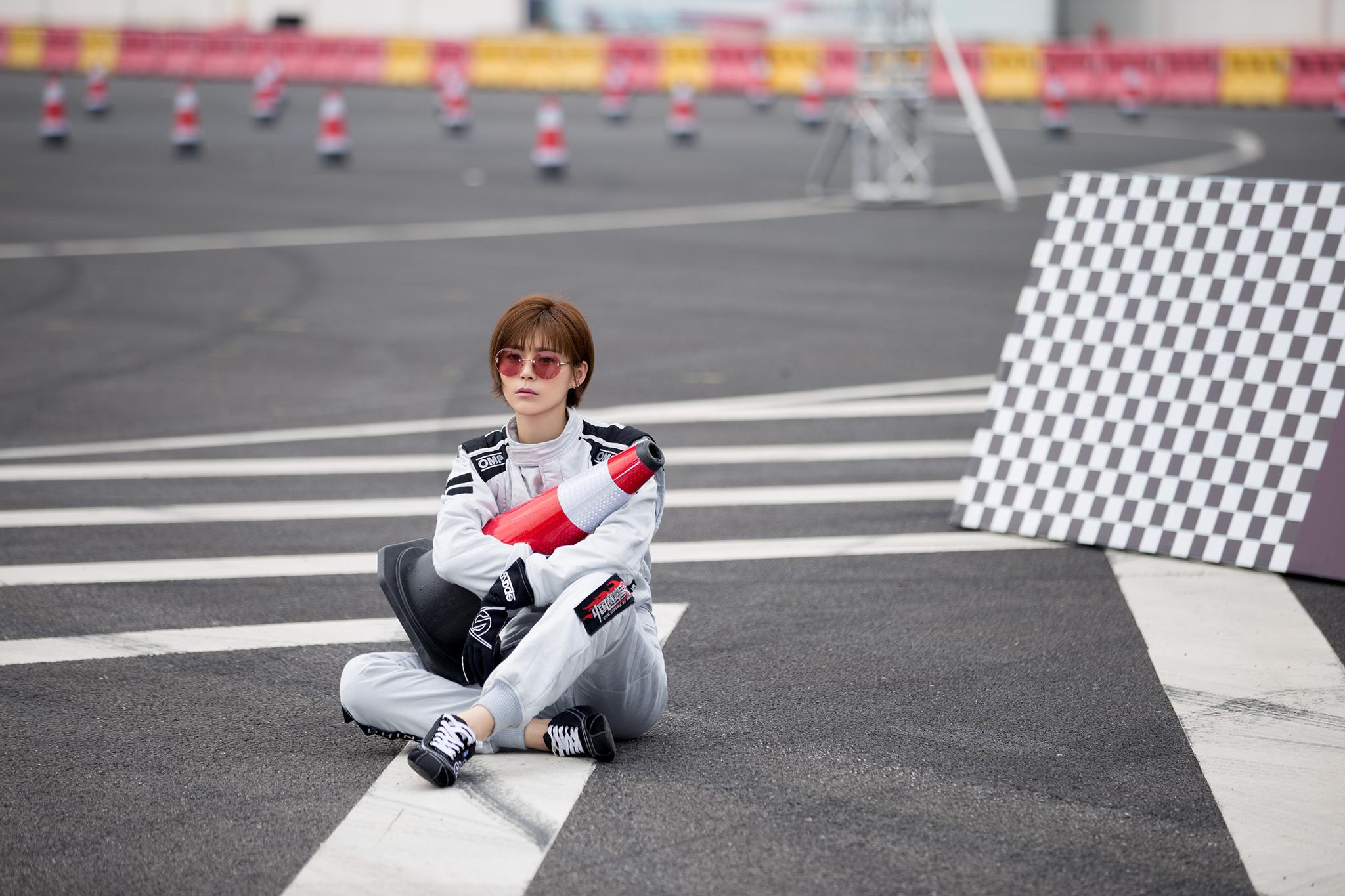 酷girl卢杉佛系上综艺 《赛车手》收官变"全民女神"